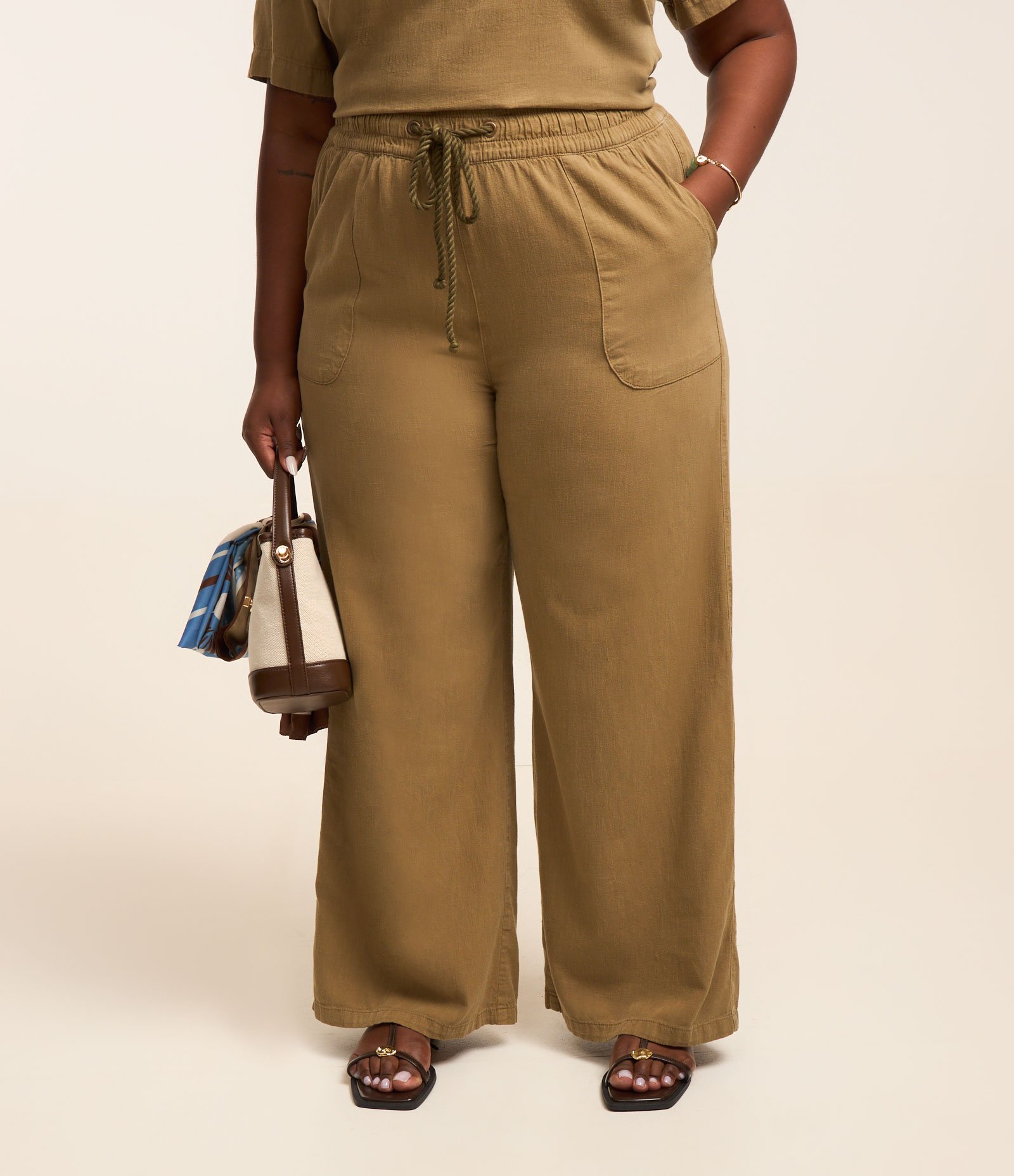 Calça Pantalona em Sarja Leve e Amarração Curve & Plus Size Marrom 2