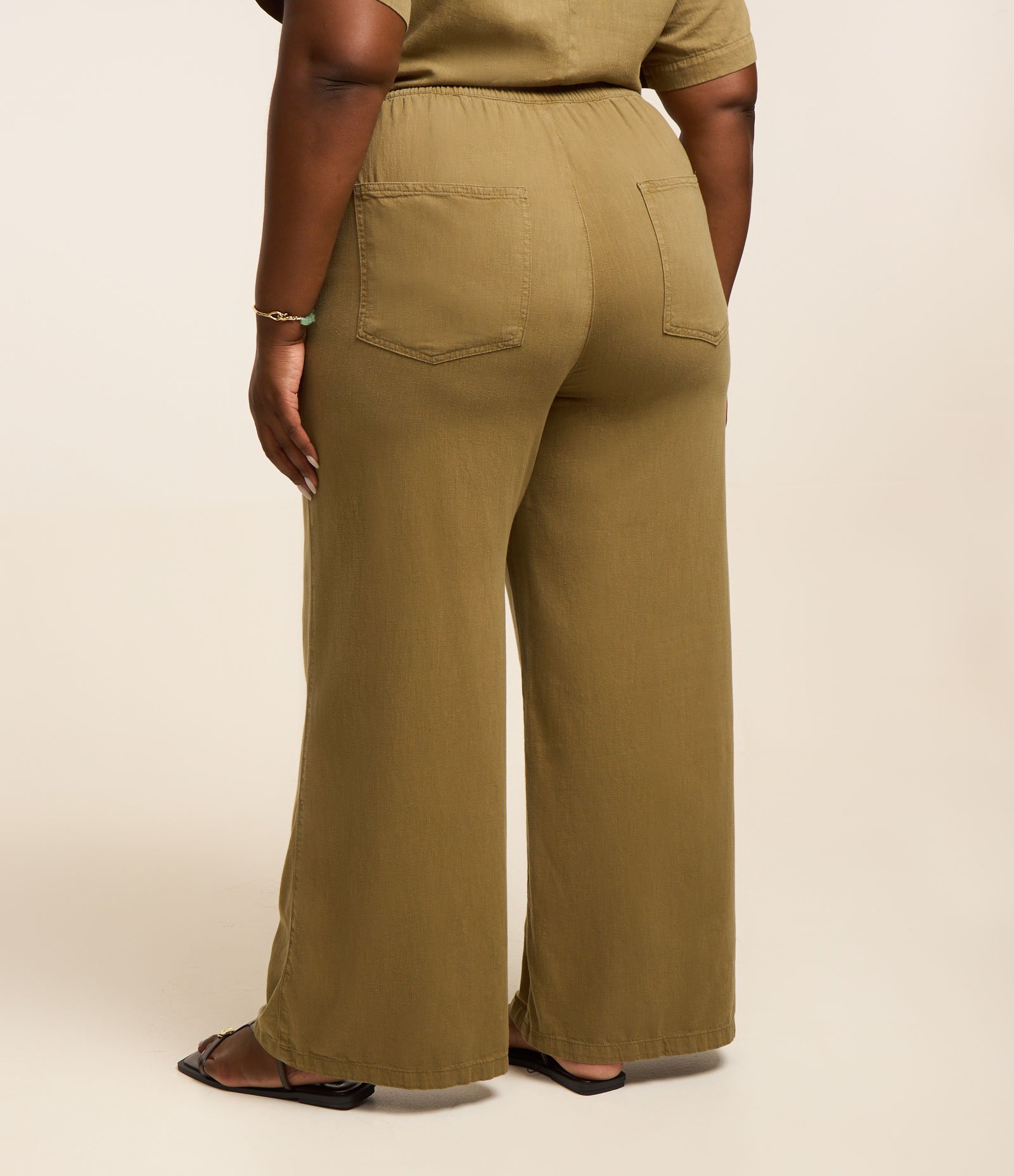 Calça Pantalona em Sarja Leve e Amarração Curve & Plus Size Marrom 3