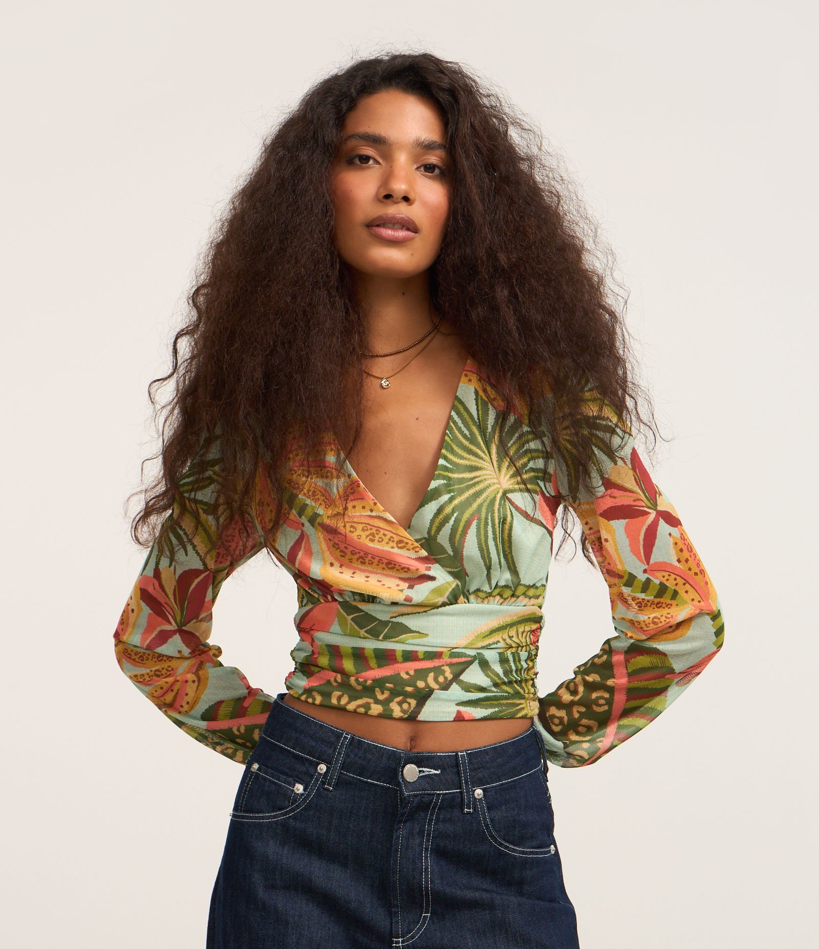 Blusa Cropped com Decote em V e Estampa Natureza Multicores 1