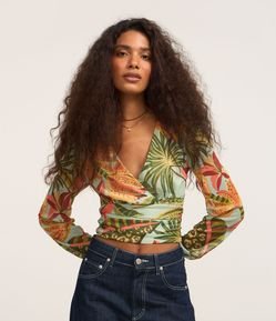 Blusa Cropped com Decote em V e Estampa Natureza