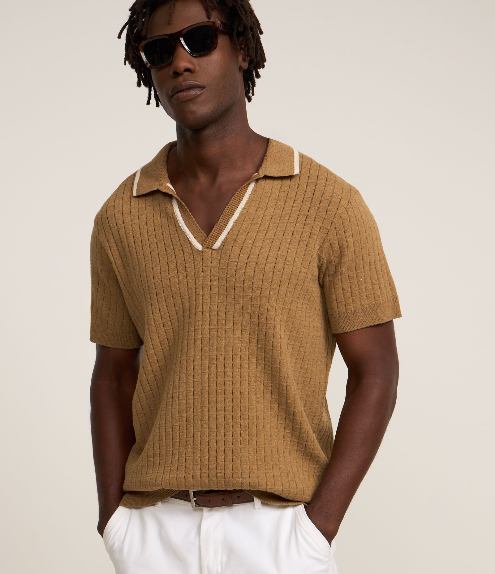 Camiseta Polo Gola Contrastante e Textura Marrom 1