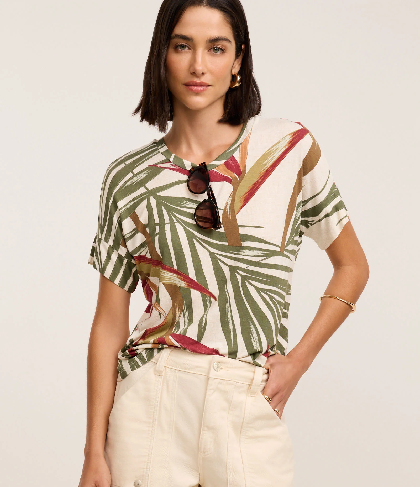 Blusa T-Shirt em Viscose com Estampa Folhagem Multicores 1