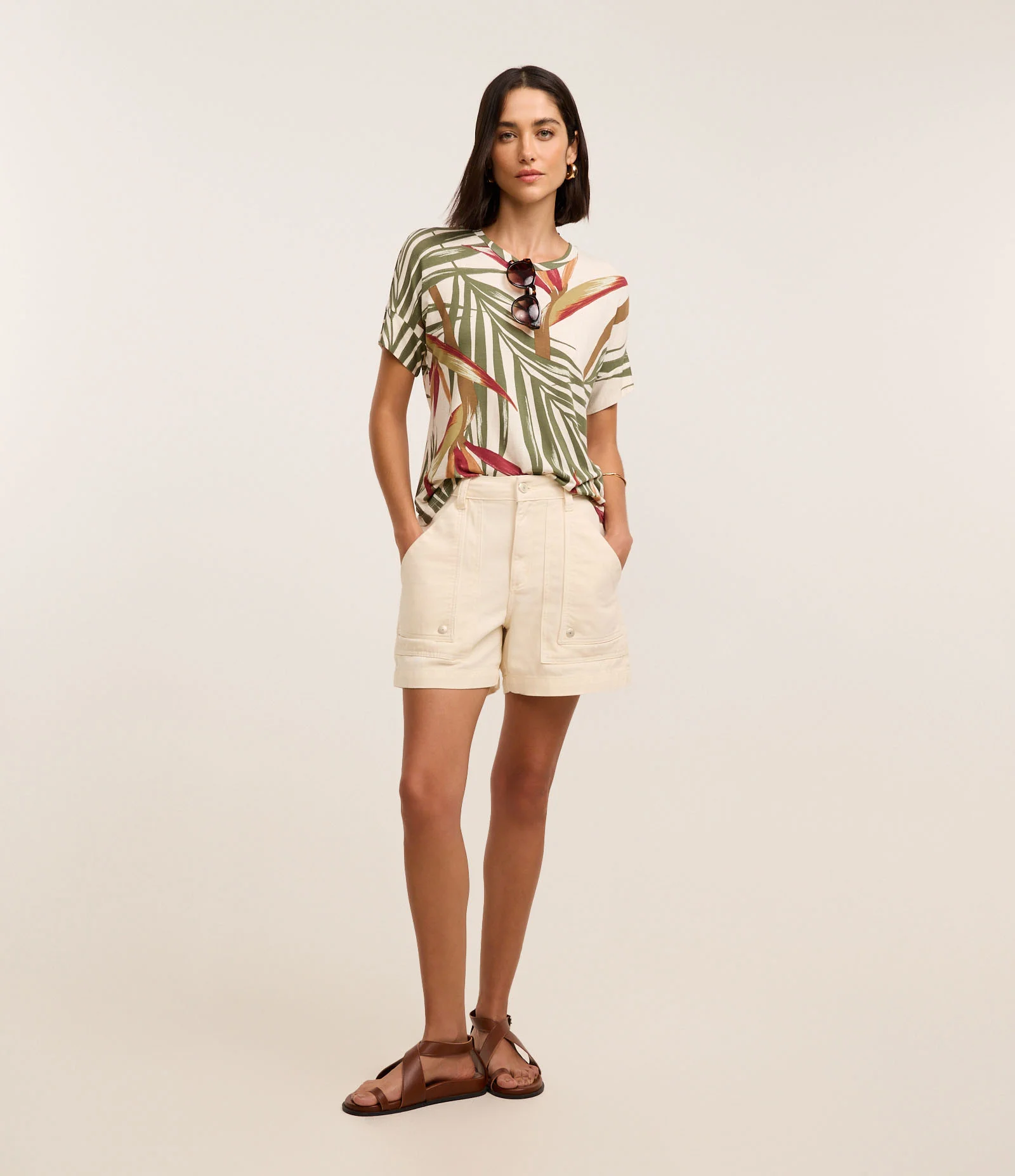 Blusa T-Shirt em Viscose com Estampa Folhagem Multicores 2