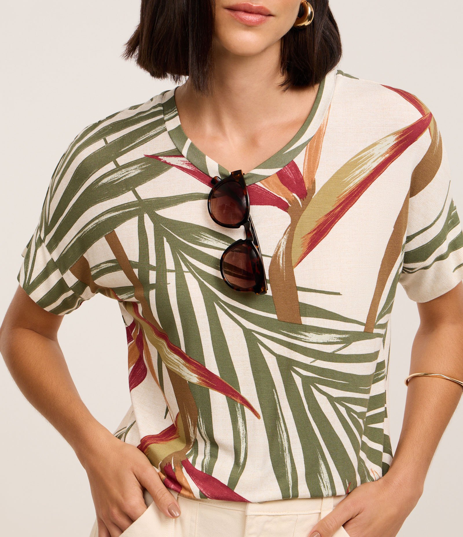 Blusa T-Shirt em Viscose com Estampa Folhagem Multicores 4