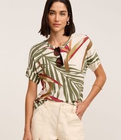 Blusa T-Shirt em Viscose com Estampa Folhagem
