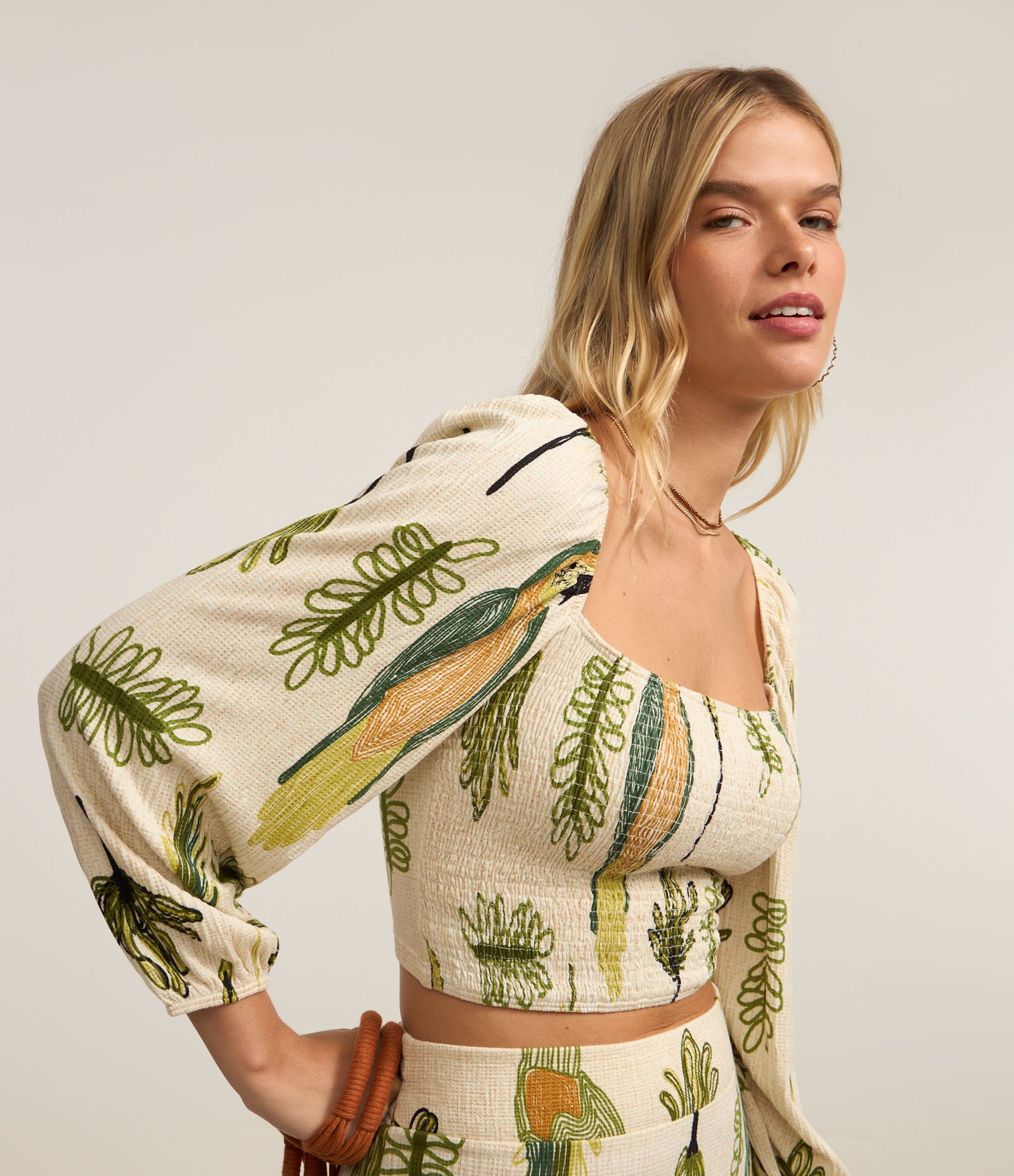 Blusa Cropped Texturizada com Estampa Folhagens Bege/Verde 1