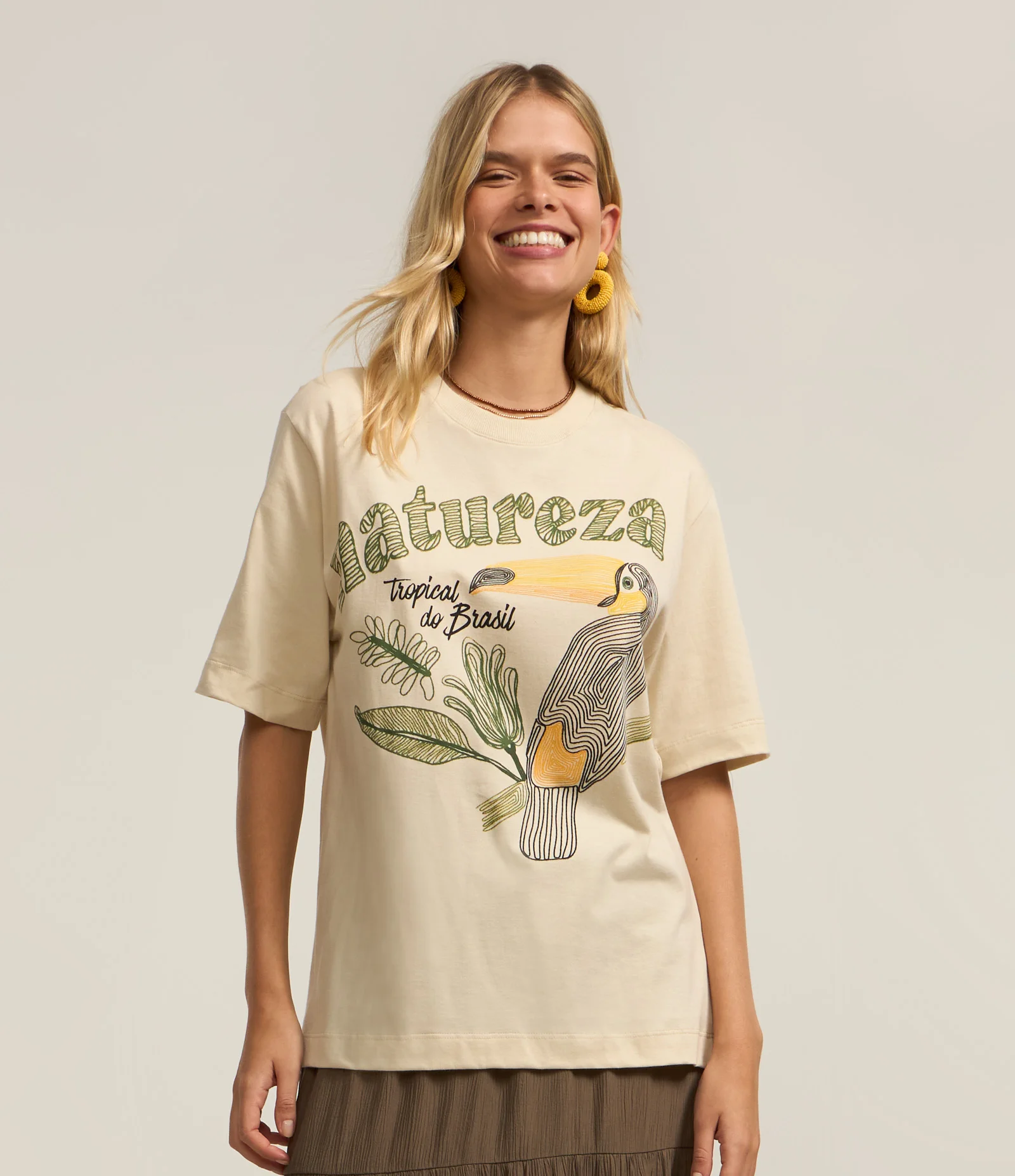 Camiseta Oversized com Estampa Natureza Tropical e Tucano Bege 1