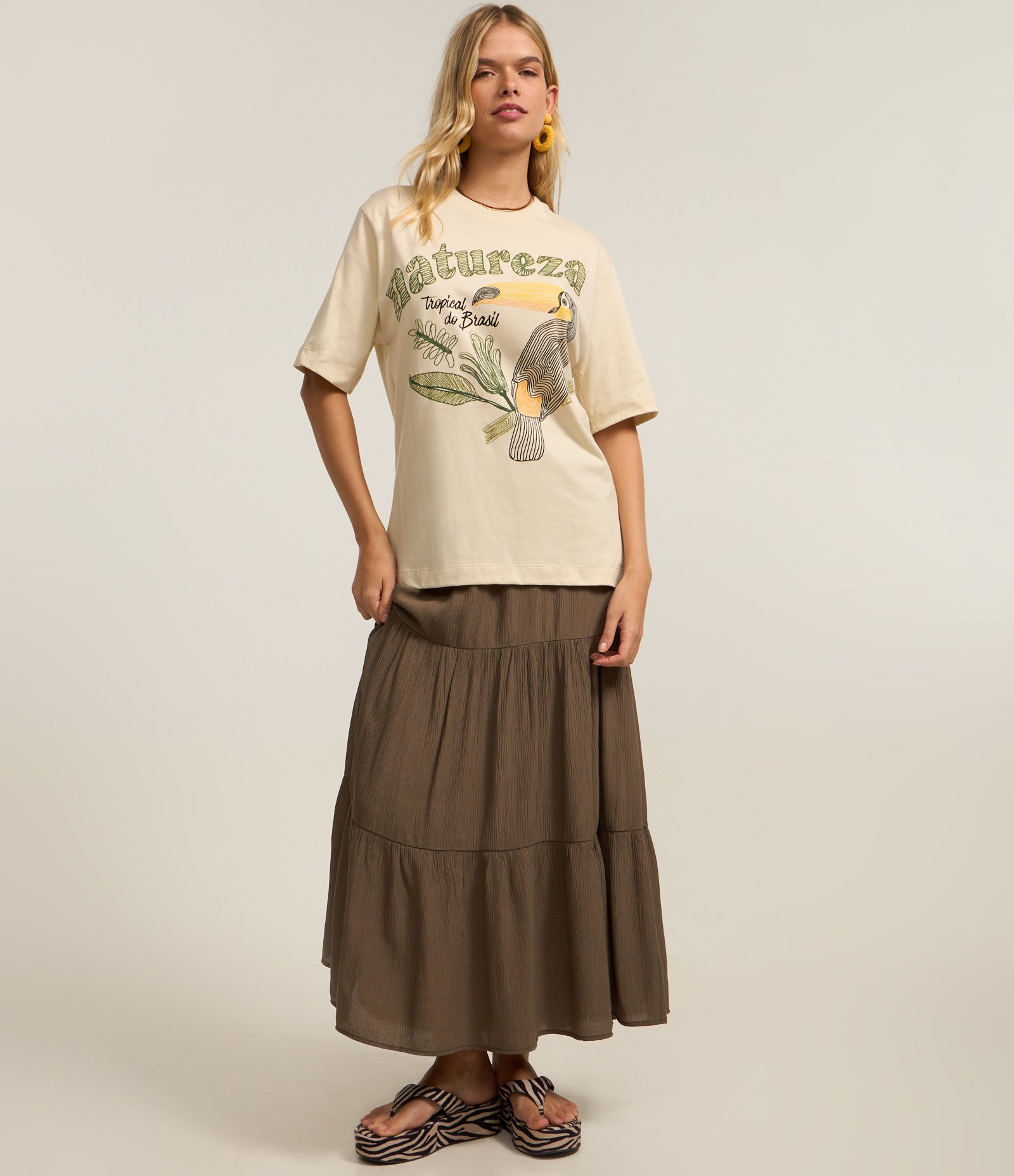 Camiseta Oversized com Estampa Natureza Tropical e Tucano Bege 2