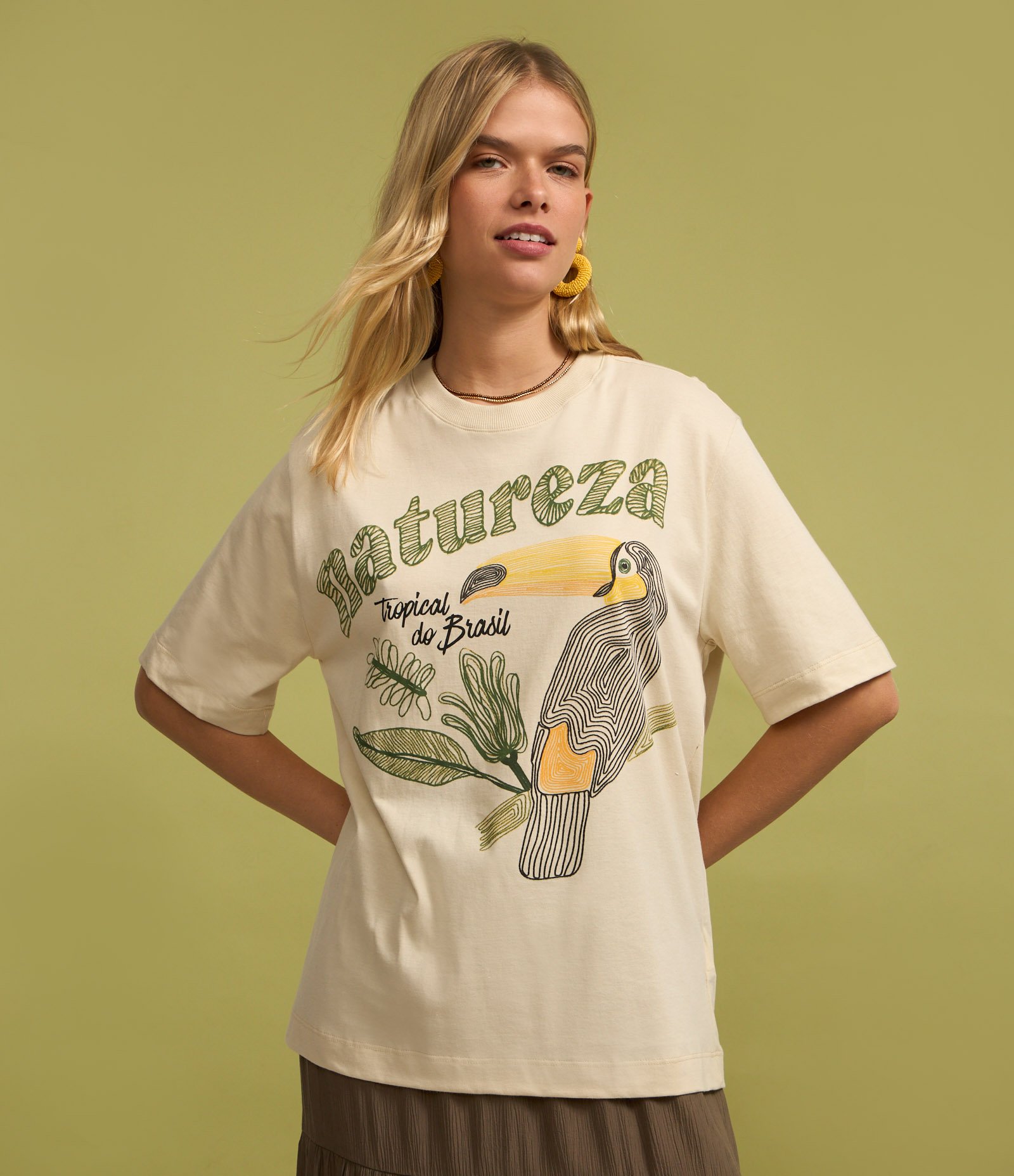 Camiseta Oversized com Estampa Natureza Tropical e Tucano Bege 3