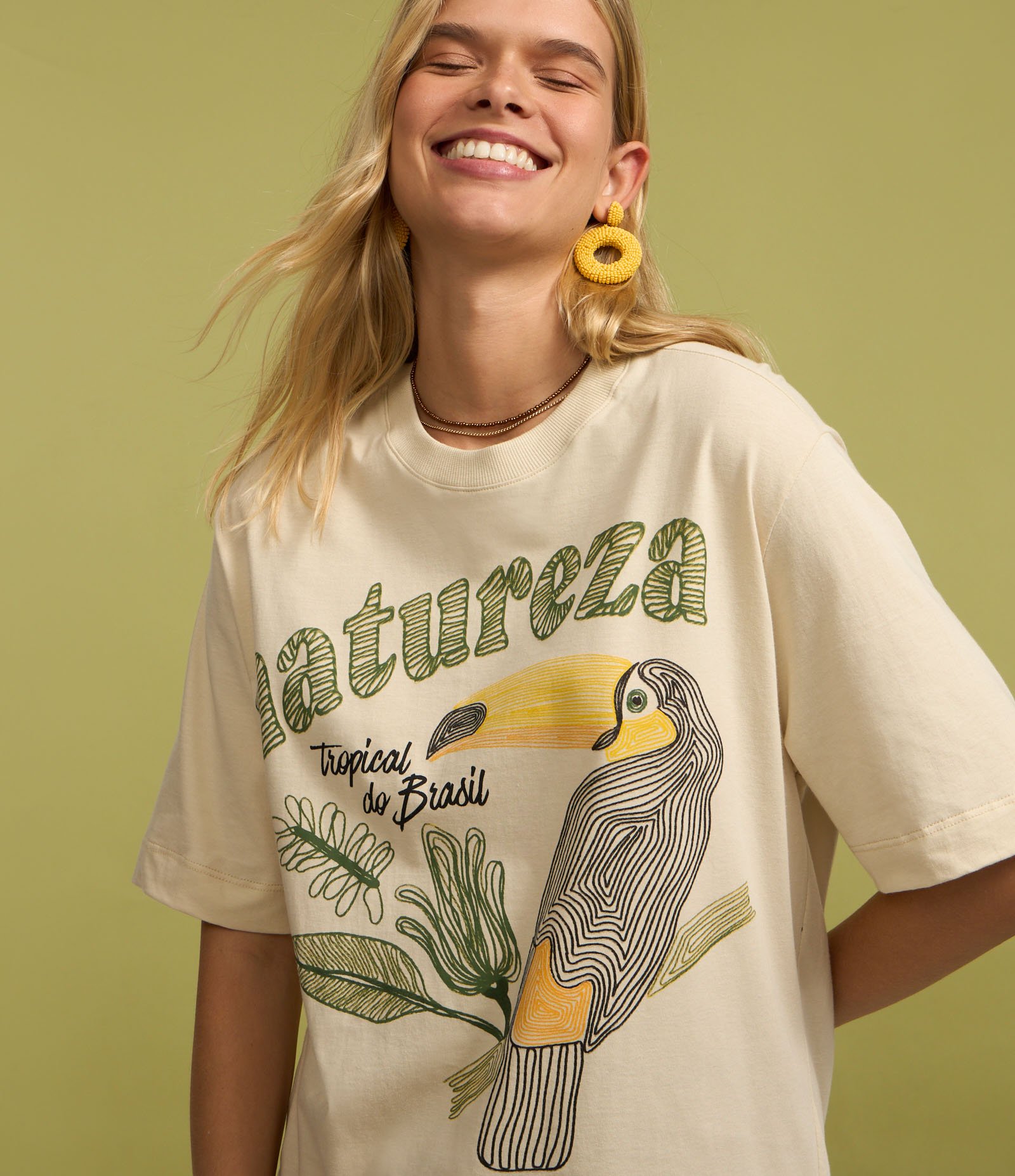 Camiseta Oversized com Estampa Natureza Tropical e Tucano Bege 4