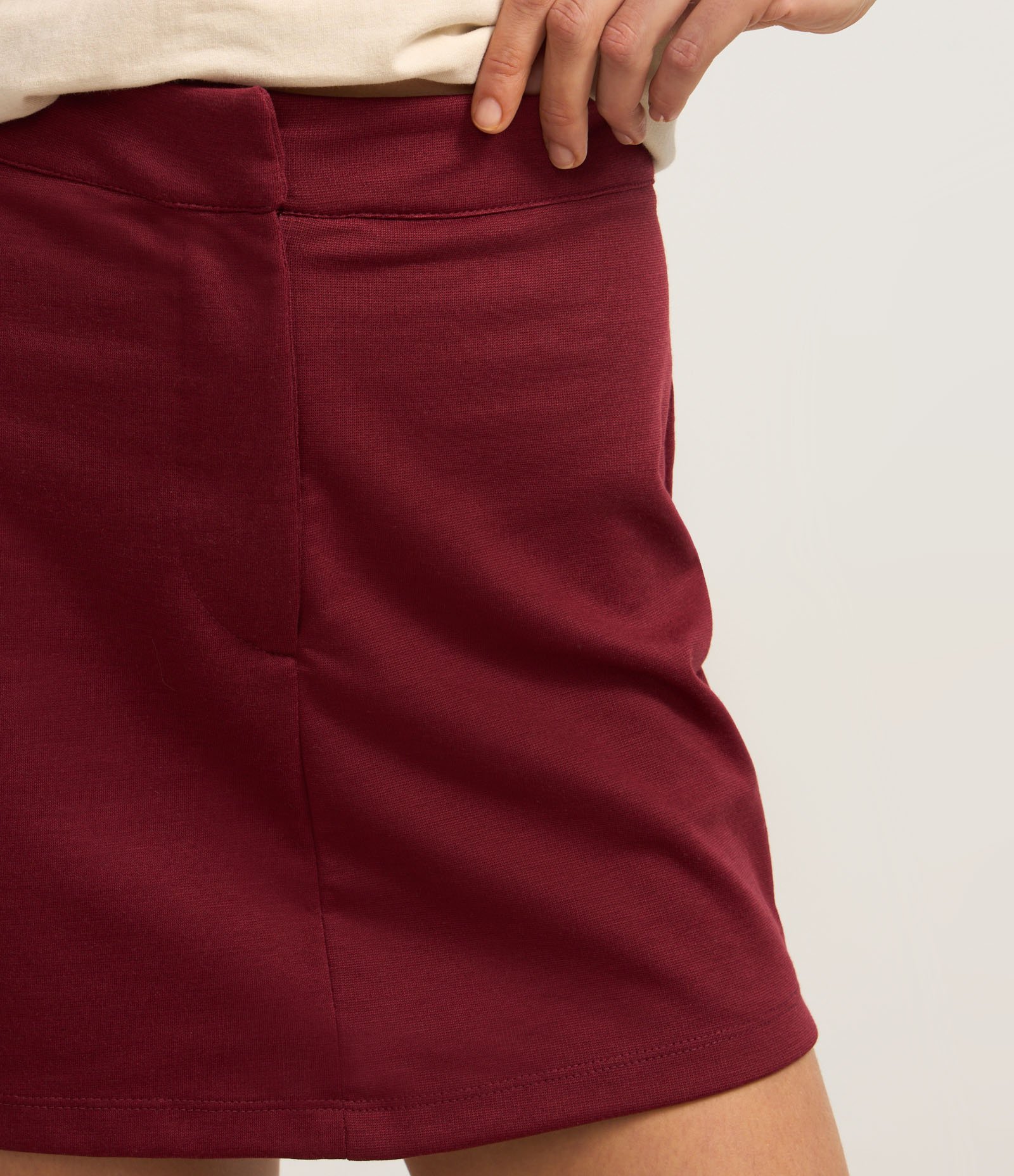 Saia Curta em Ponto Roma com Pences Vermelho 4