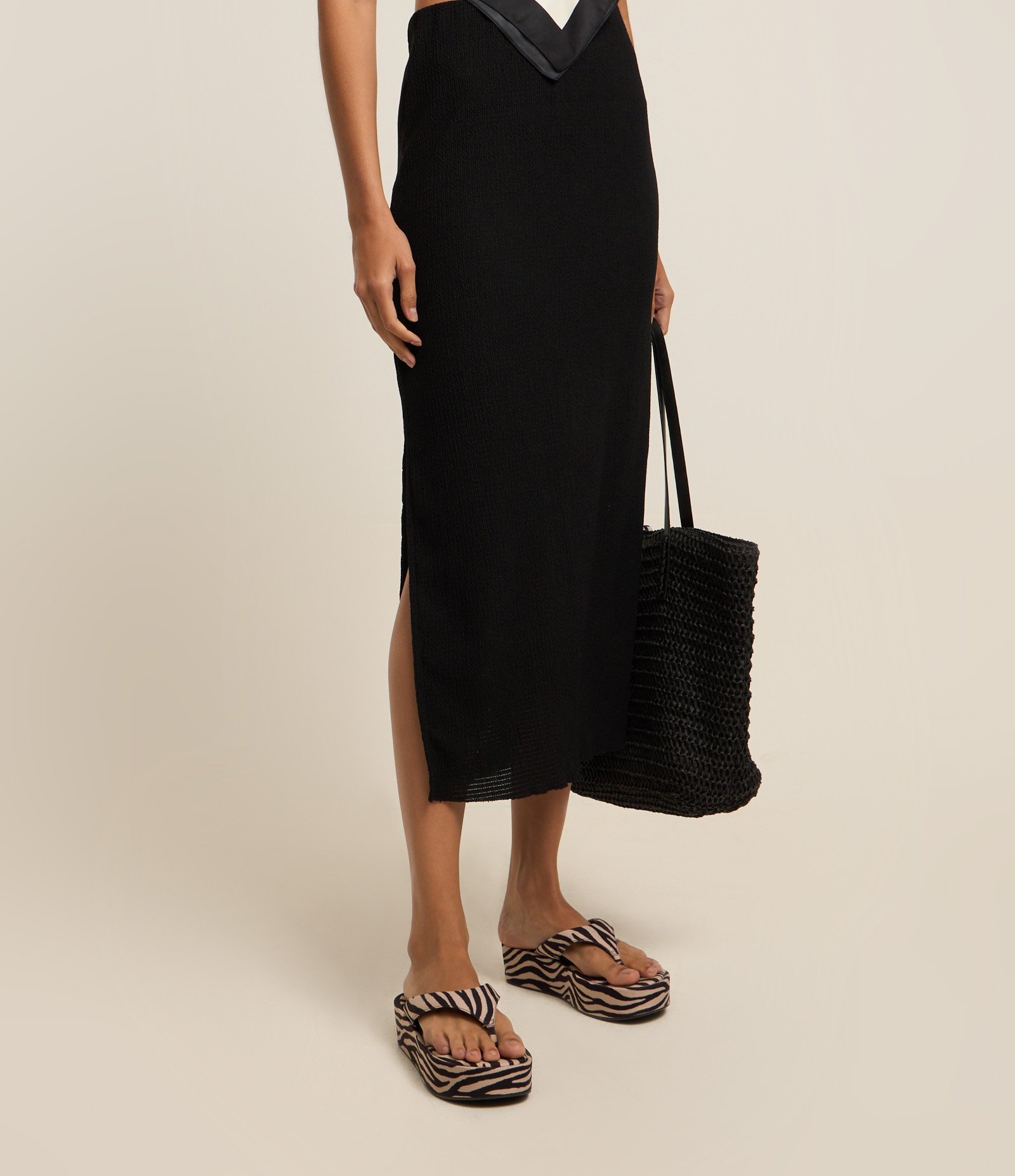 Saia Midi Texturizado com Fenda Lateral Preto 3