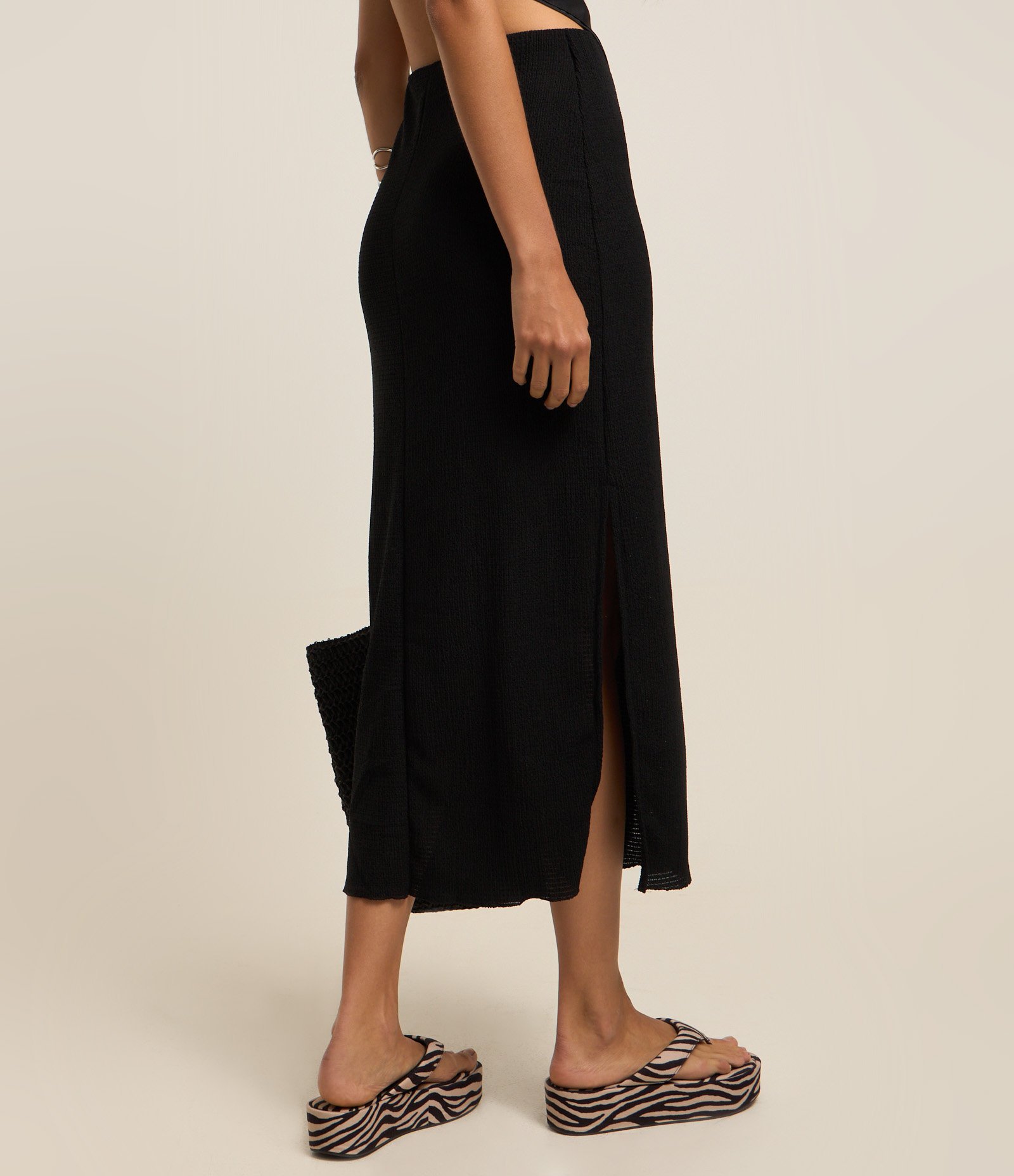Saia Midi Texturizado com Fenda Lateral Preto 4