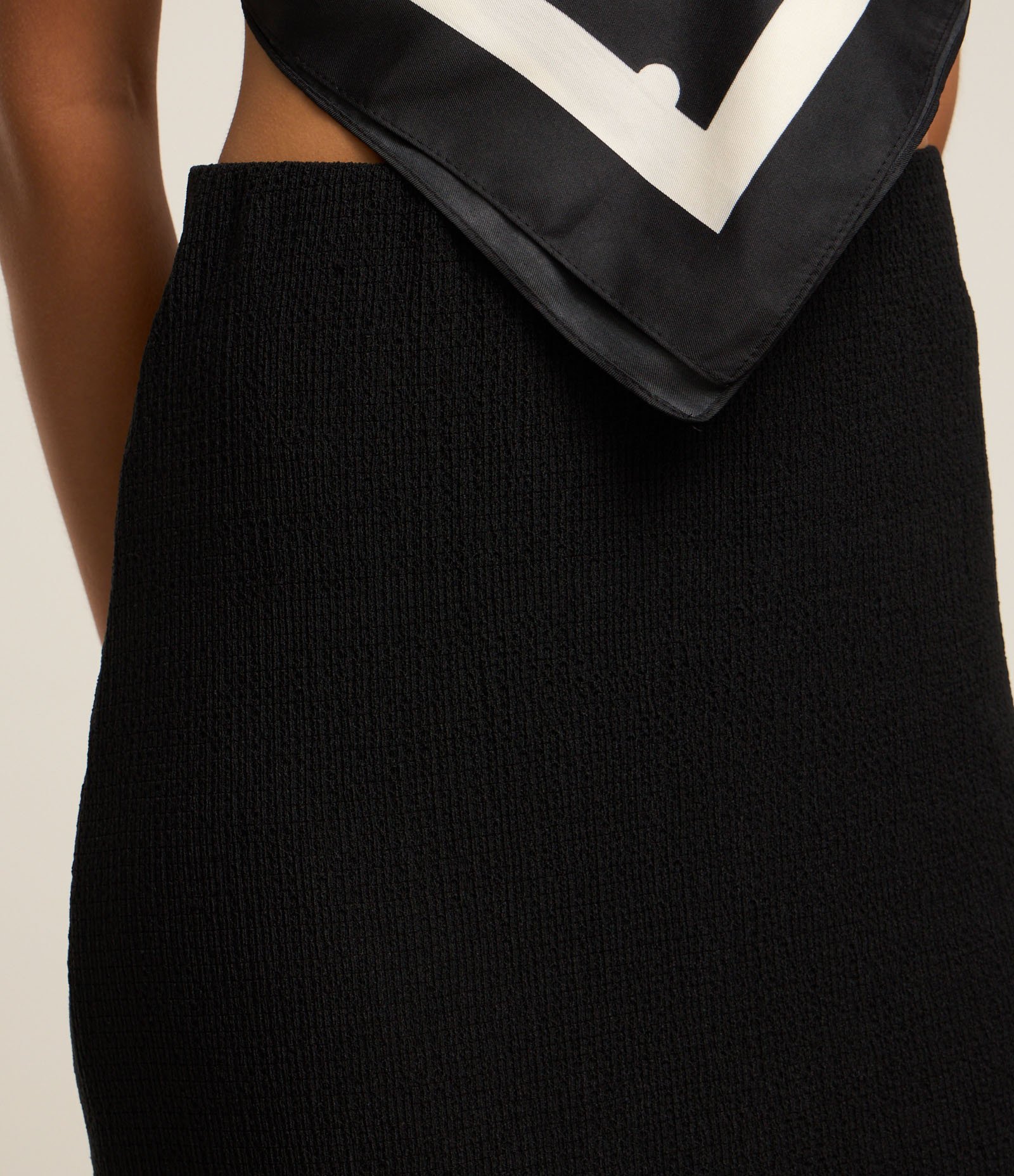 Saia Midi Texturizado com Fenda Lateral Preto 5