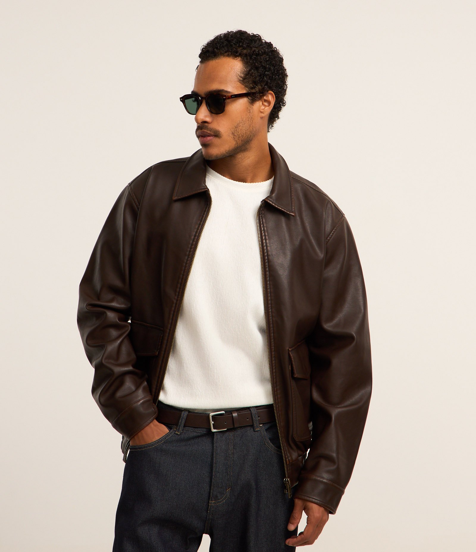 Jaqueta em Material Sintético com Gola Colarinho e Bolsos Grandes Marrom 1