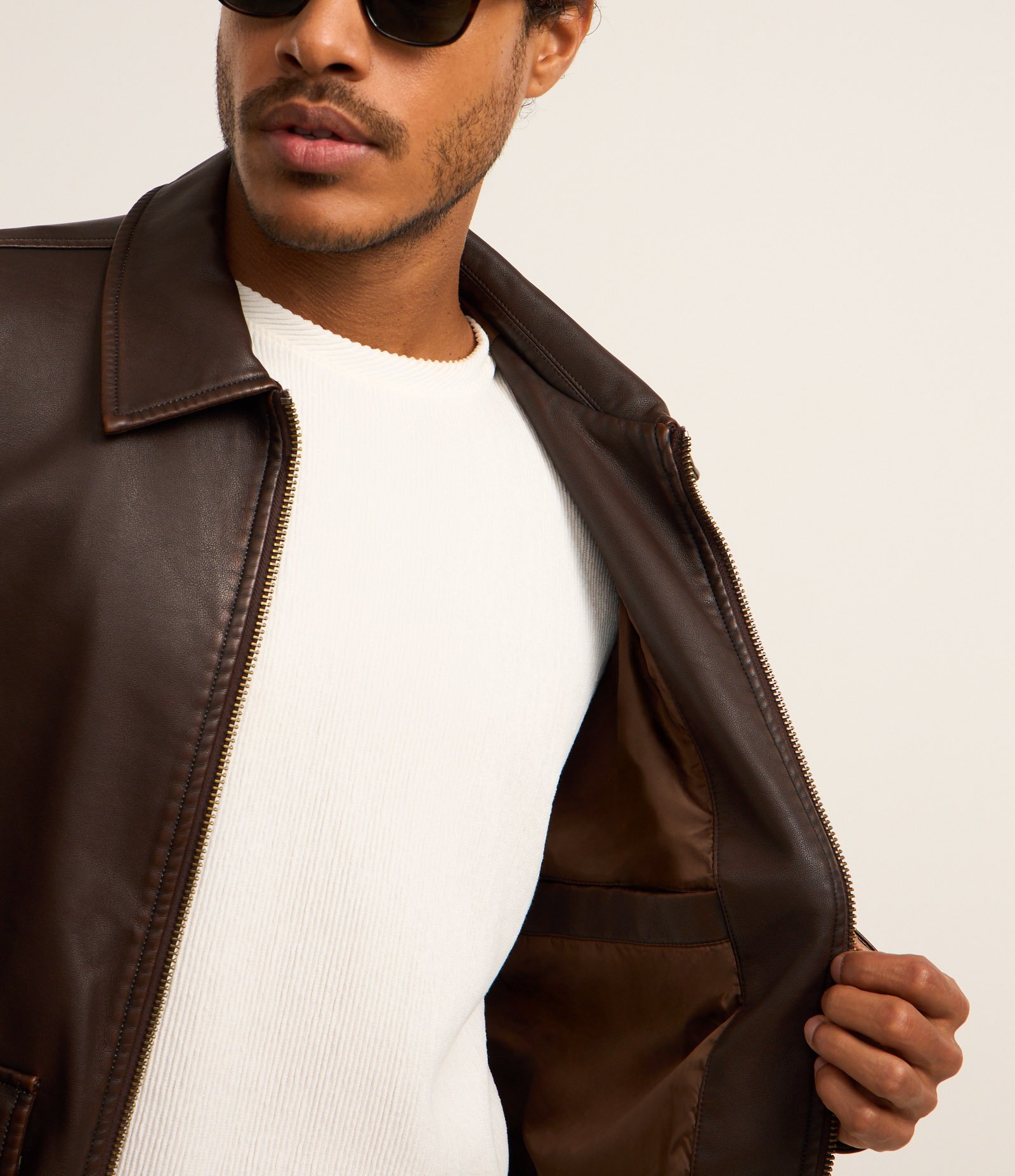 Jaqueta em Material Sintético com Gola Colarinho e Bolsos Grandes Marrom 3