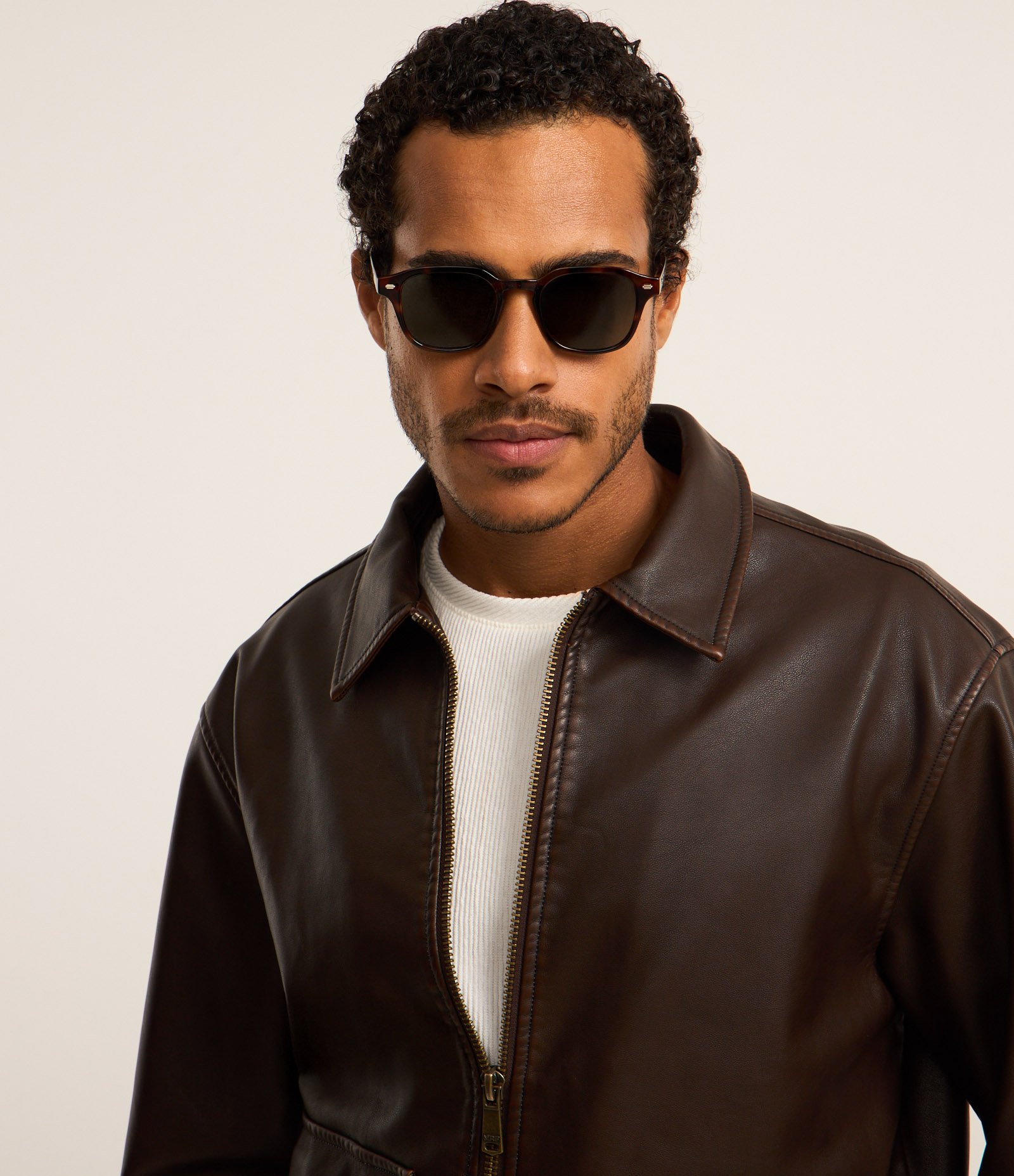 Jaqueta em Material Sintético com Gola Colarinho e Bolsos Grandes Marrom 5