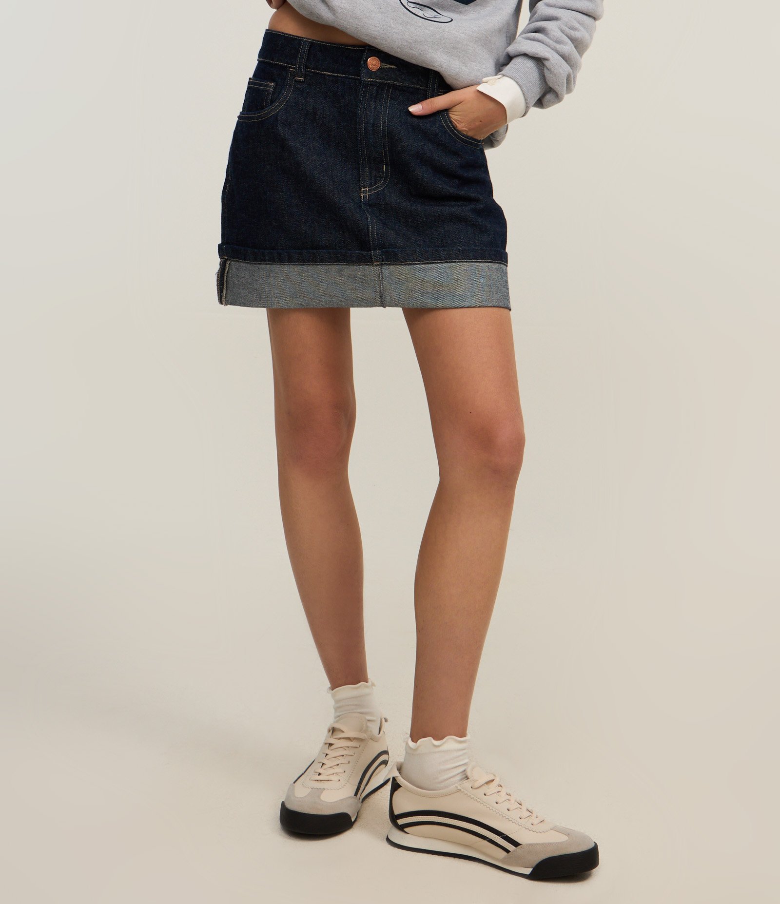 Saia Curta em Jeans com Barra Dobrada e Cintura Alta Azul Escuro 2