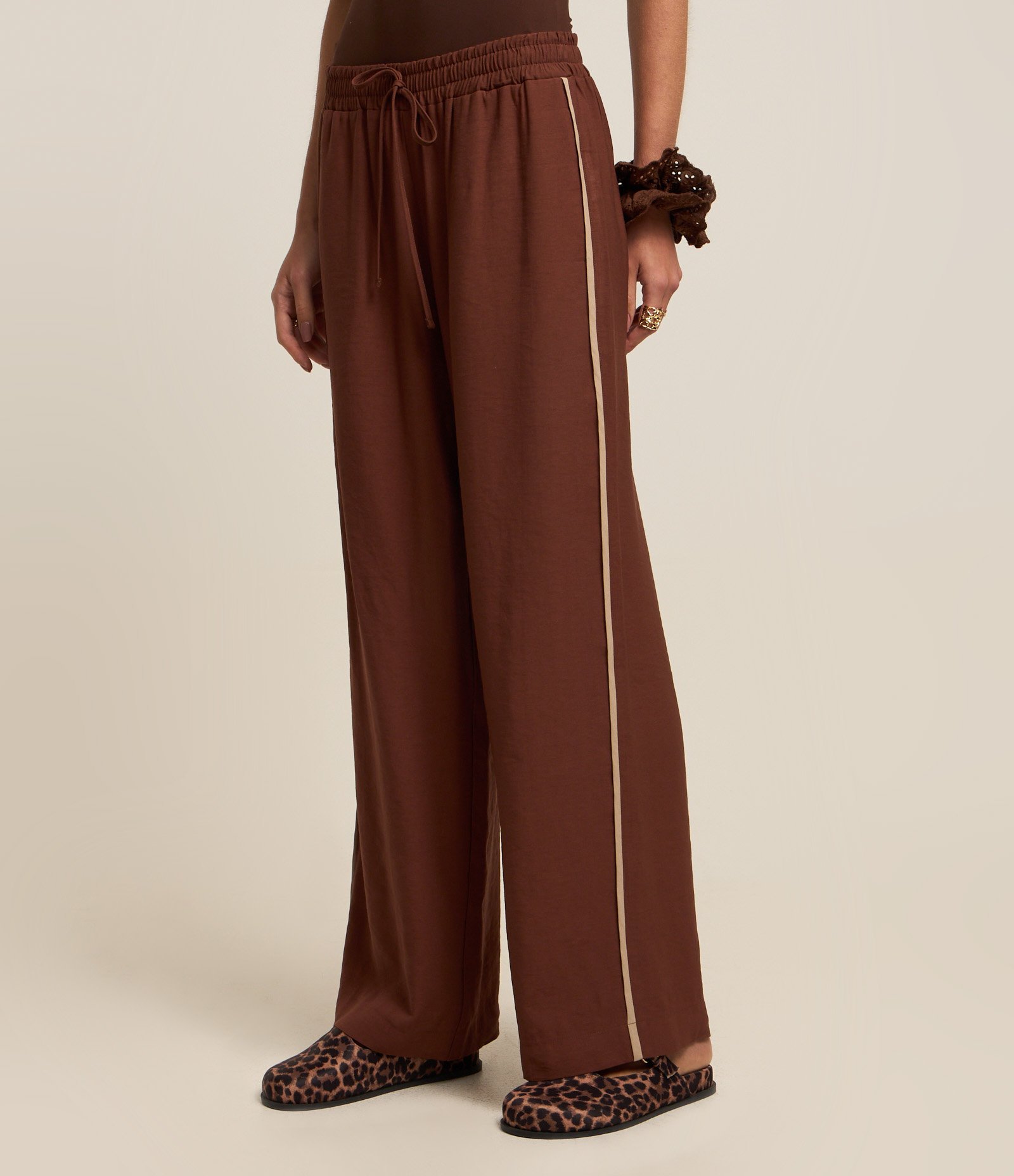 Calça Alfaiataria com Cós Elástico e Cordão Marrom 3