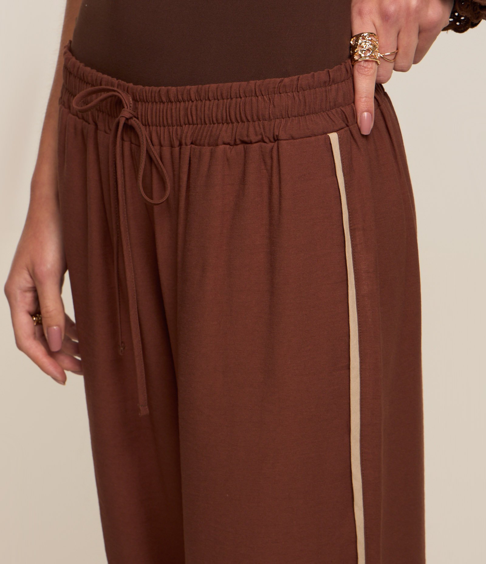 Calça Alfaiataria com Cós Elástico e Cordão Marrom 4