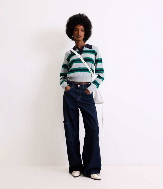 Calça Wide em Jeans com Recorte Transpassado e Bolso Cargo