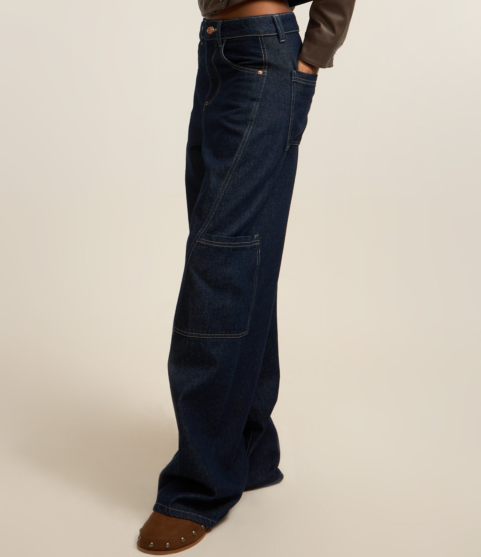 Calça Wide em Jeans com Recorte Transpassado e Bolso Cargo Azul Escuro 5