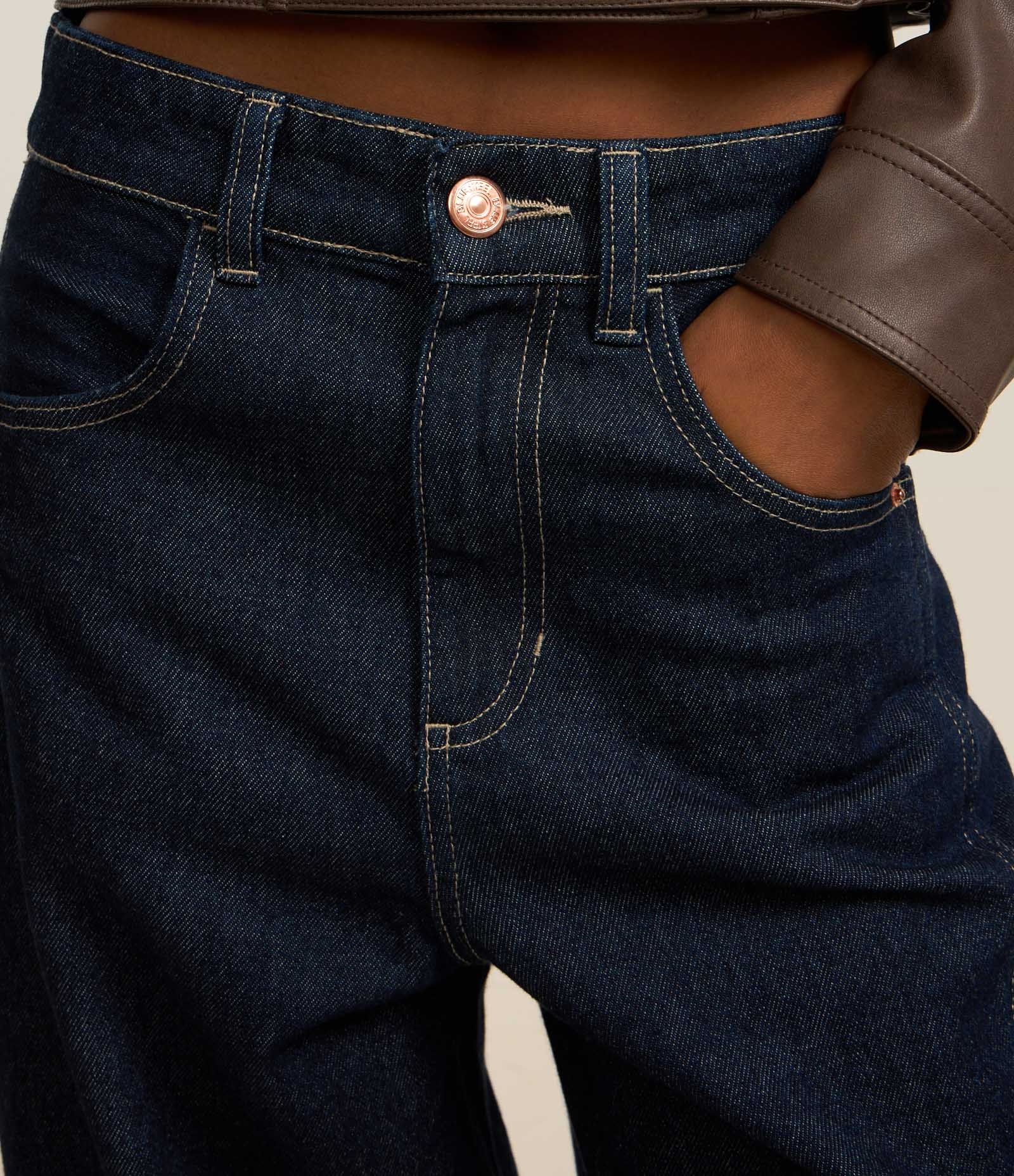 Calça Wide em Jeans com Recorte Transpassado e Bolso Cargo Azul Escuro 6