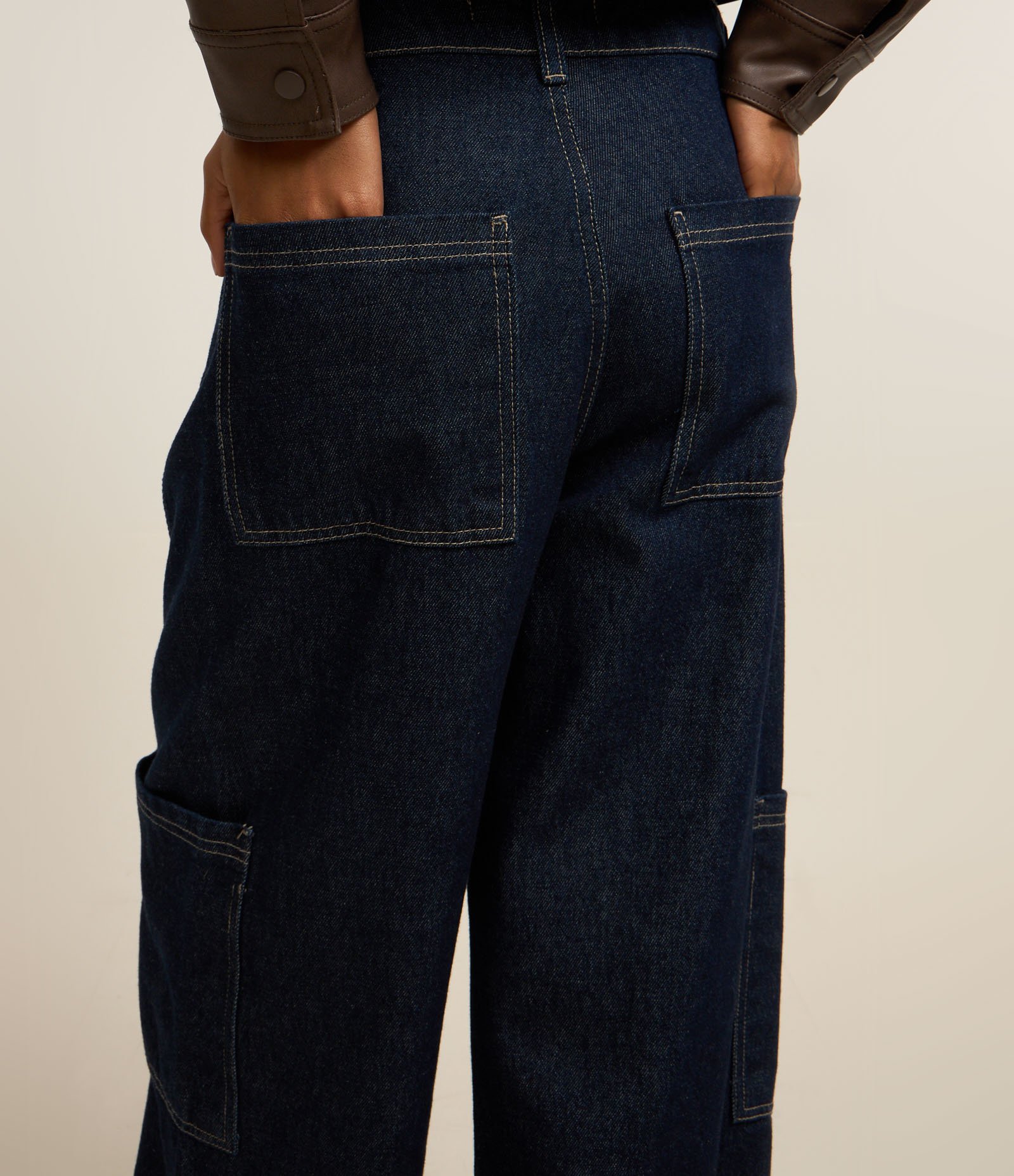 Calça Wide em Jeans com Recorte Transpassado e Bolso Cargo Azul Escuro 7