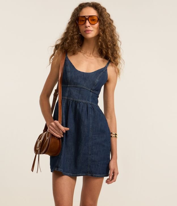 Vestido Curto em Jeans com Alcinha e Recorte no Busto