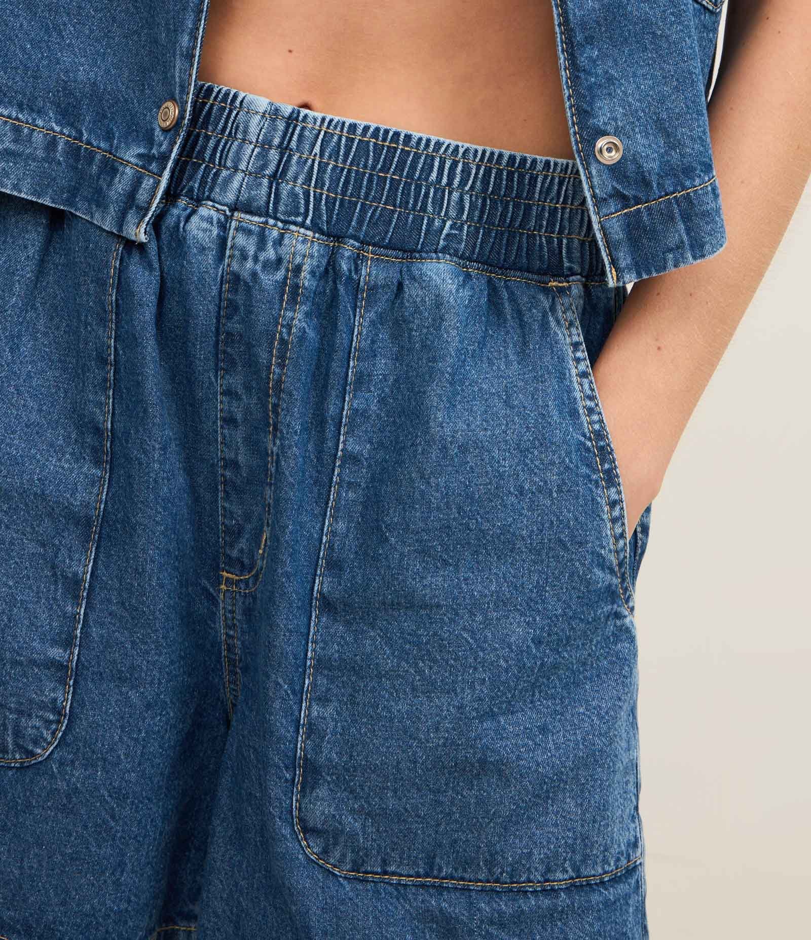 Short Runner em Jeans com Bolsos Grandes Azul 4