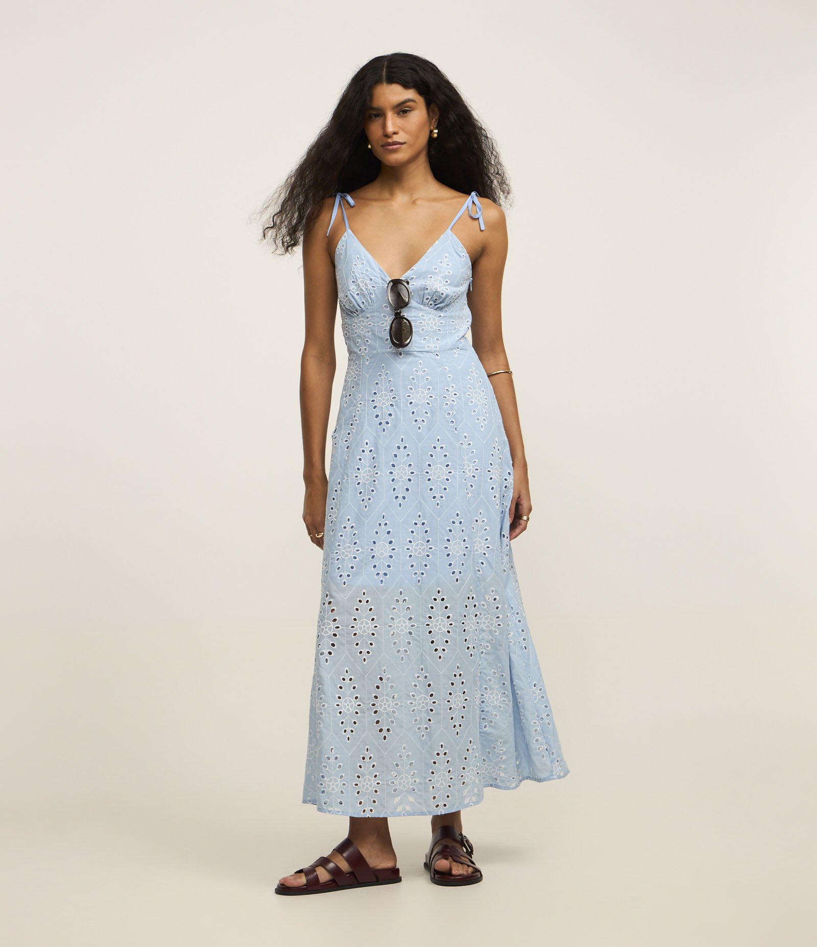 Vestido Evasê Midi em Laise com Bordado Vazado de Folhagem Azul 2