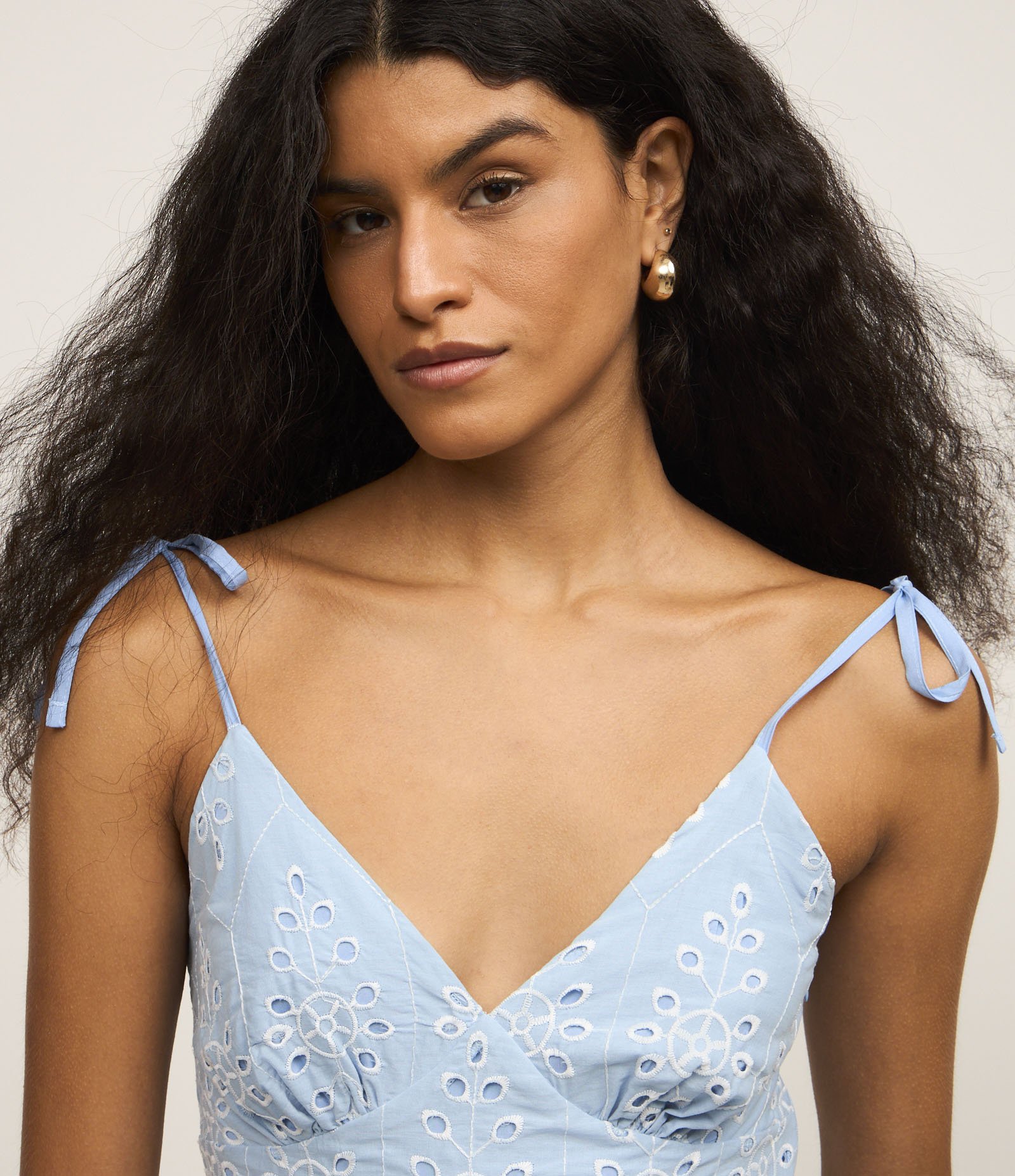 Vestido Evasê Midi em Laise com Bordado Vazado de Folhagem Azul 4