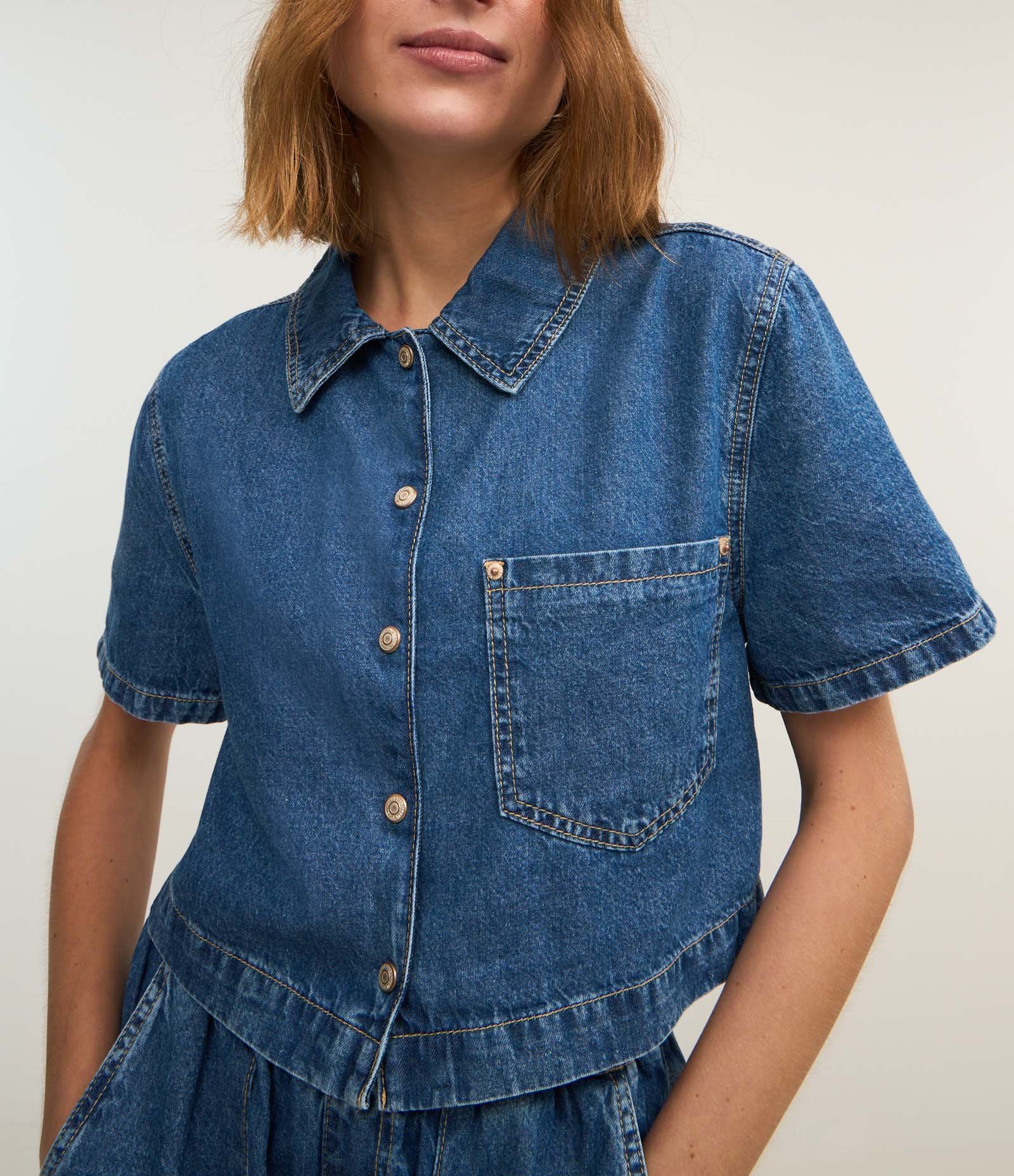 Camisa Curta em Jeans com Bolso Azul 3