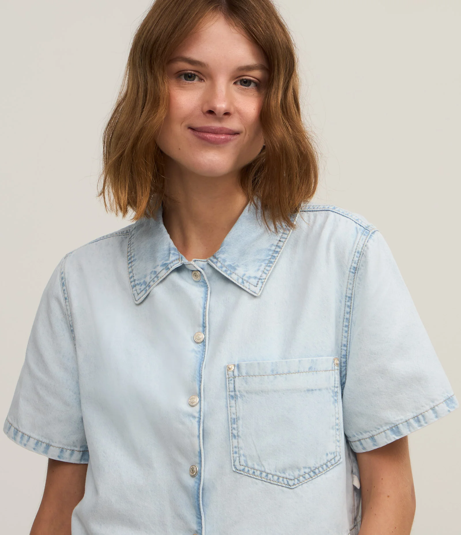 Camisa Cropped em Jeans Delavê com Bolso no Peito Azul 1