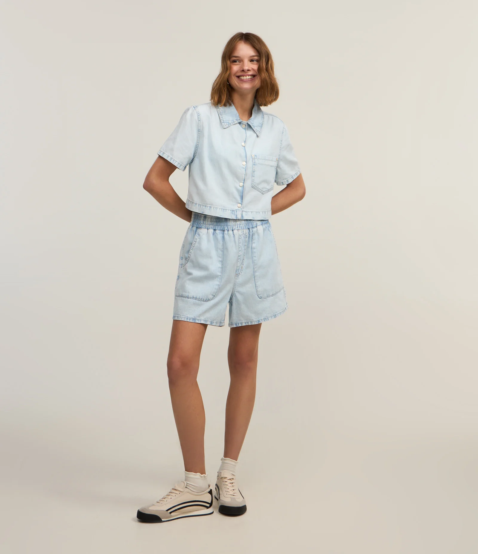 Camisa Cropped em Jeans Delavê com Bolso no Peito Azul 2