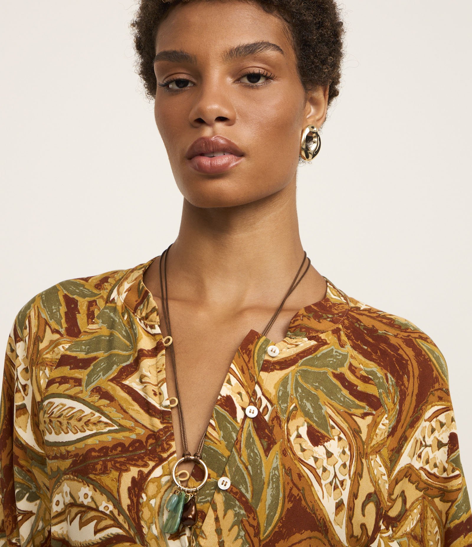 Vestido Midi com Abotoamento e Estampa Folhagem Marrom 3