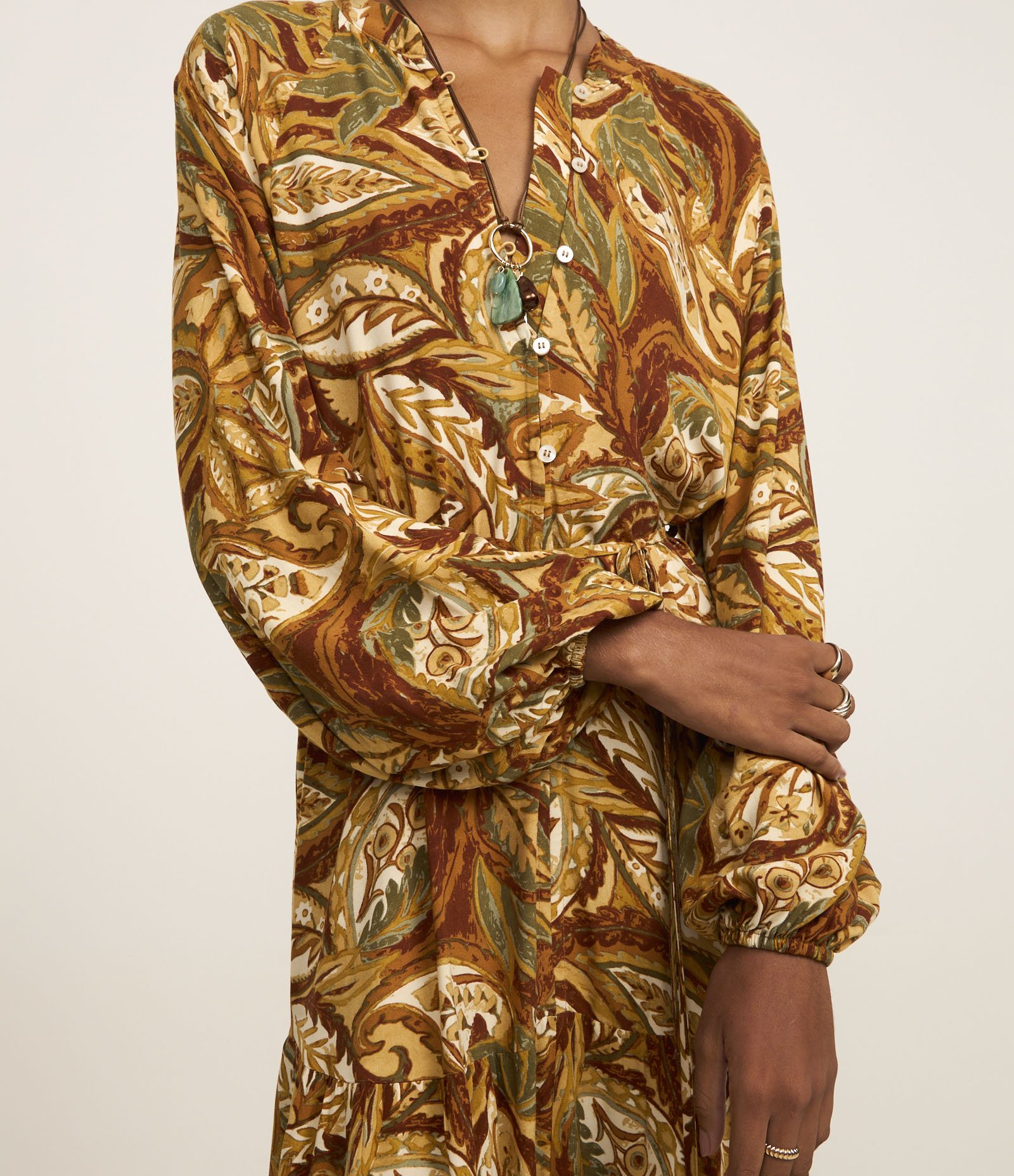 Vestido Midi com Abotoamento e Estampa Folhagem Marrom 5