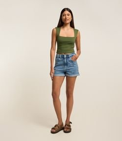 Short Mom em Jeans com Bordadinhos de Tulipas