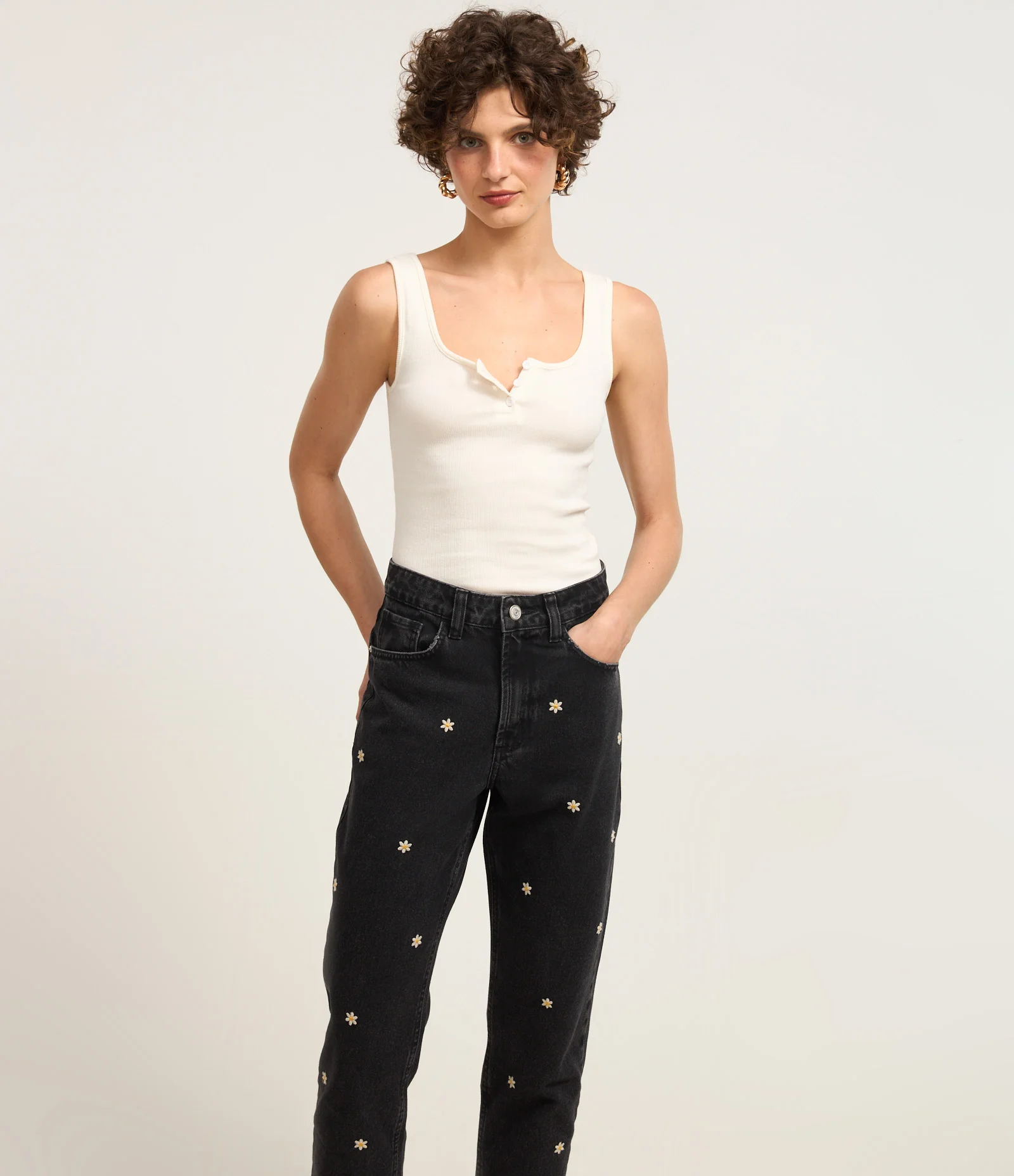 Calça Mom em Jeans com Bordadinhos de Margaridas Preto 2