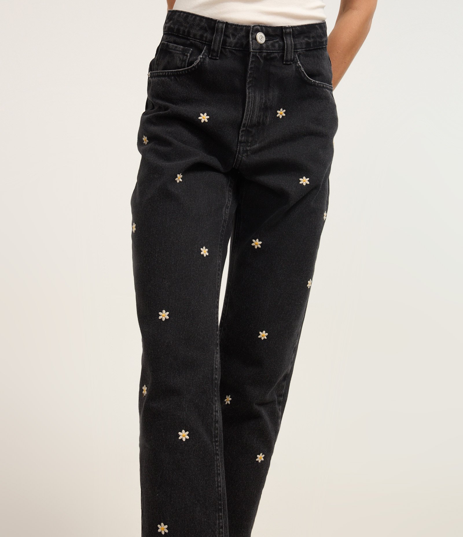Calça Mom em Jeans com Bordadinhos de Margaridas Preto 4