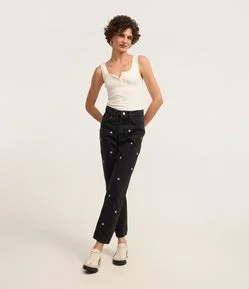 Calça Mom em Jeans com Bordadinhos de Margaridas