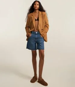Bermuda Midi em Jeans com Bolso Duplo e Barra Fio