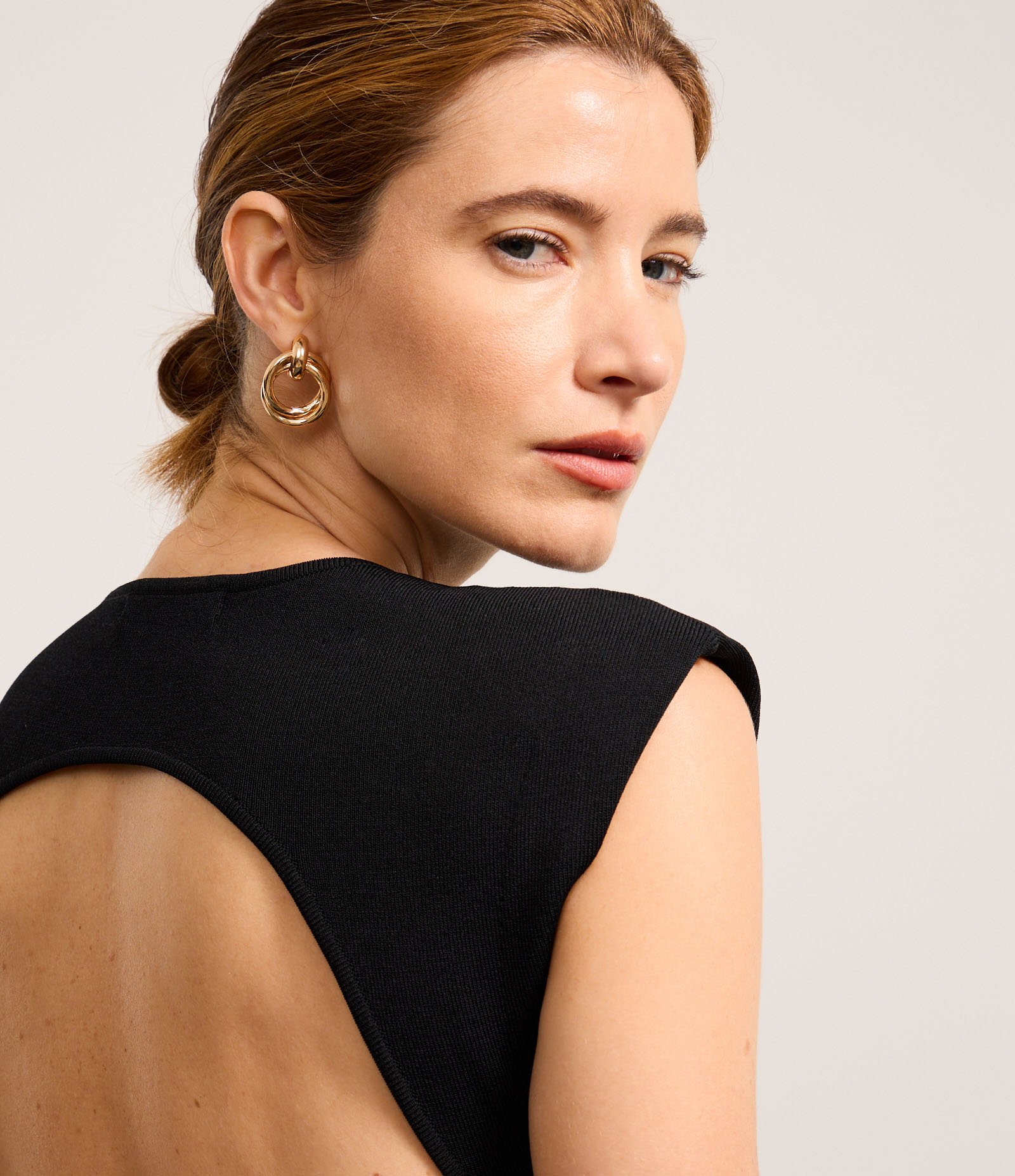 Vestido Curto em Tricô com Ombreira e Abertura nas Costas Preto 6