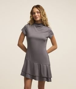 Vestido Curto com Gola Alta e Barra Assimétrica