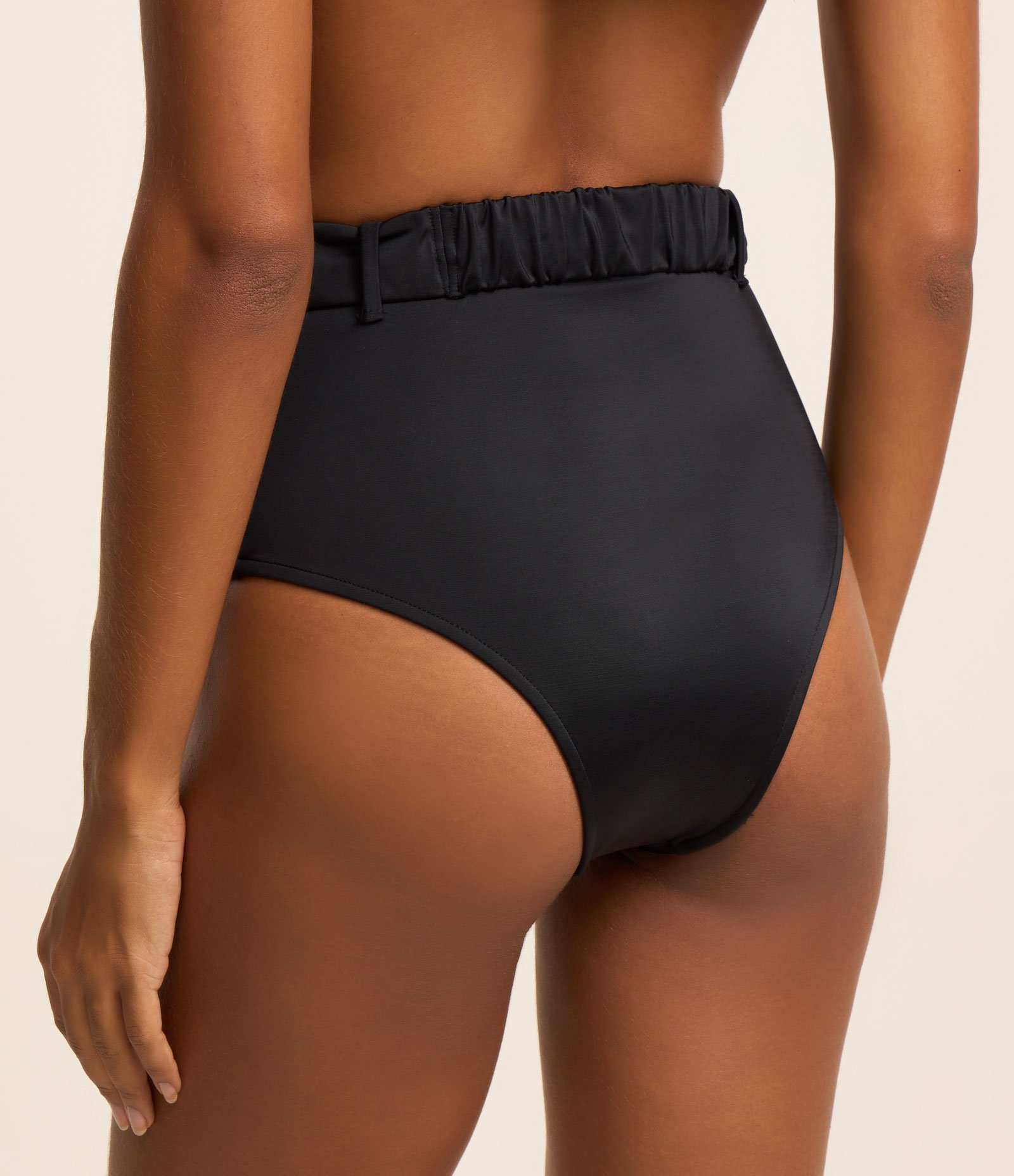 Biquini Calcinha Hot Pants em Microfibra com Detalhe de Aviamento de Bambu Lateral Preto 3