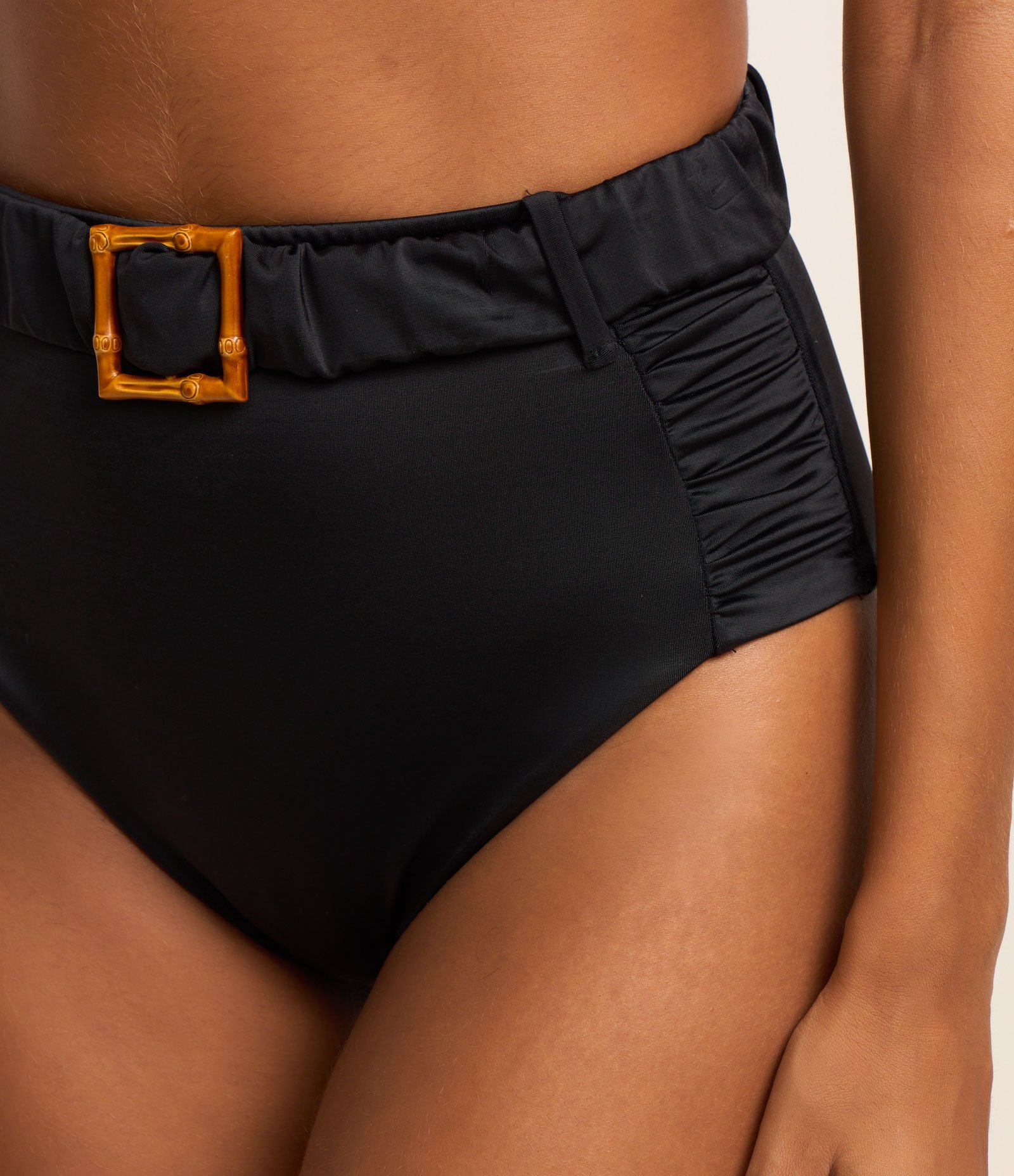 Biquini Calcinha Hot Pants em Microfibra com Detalhe de Aviamento de Bambu Lateral Preto 4