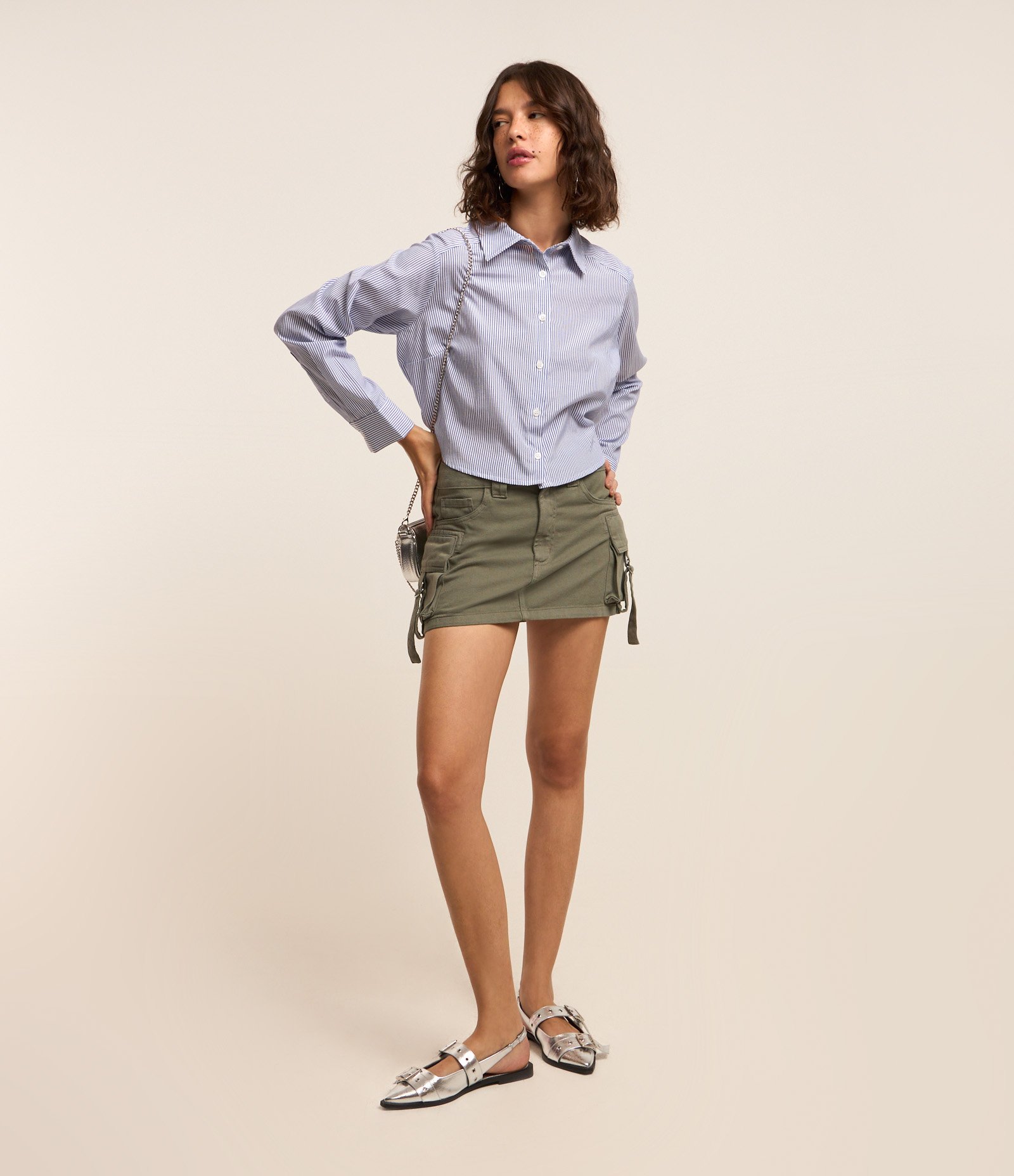 Saia Curta em Sarja com Bolsos Cargo e Fivelas Verde 1