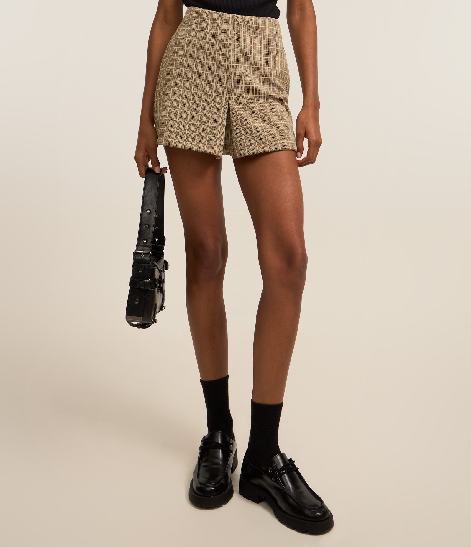 Short Saia Cintura Alta com Jacquard Xadrez Bege 3