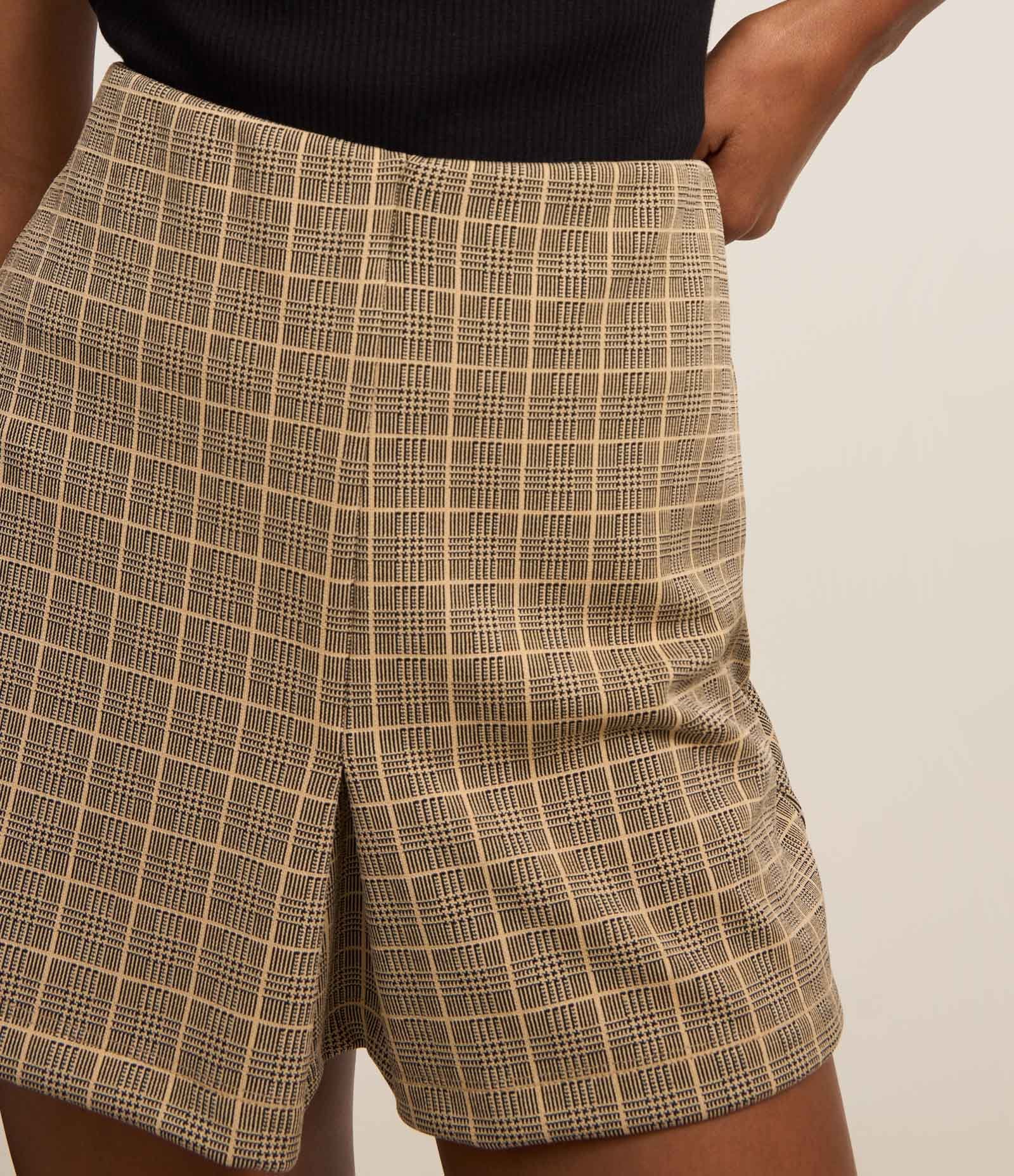 Short Saia Cintura Alta com Jacquard Xadrez Bege 4
