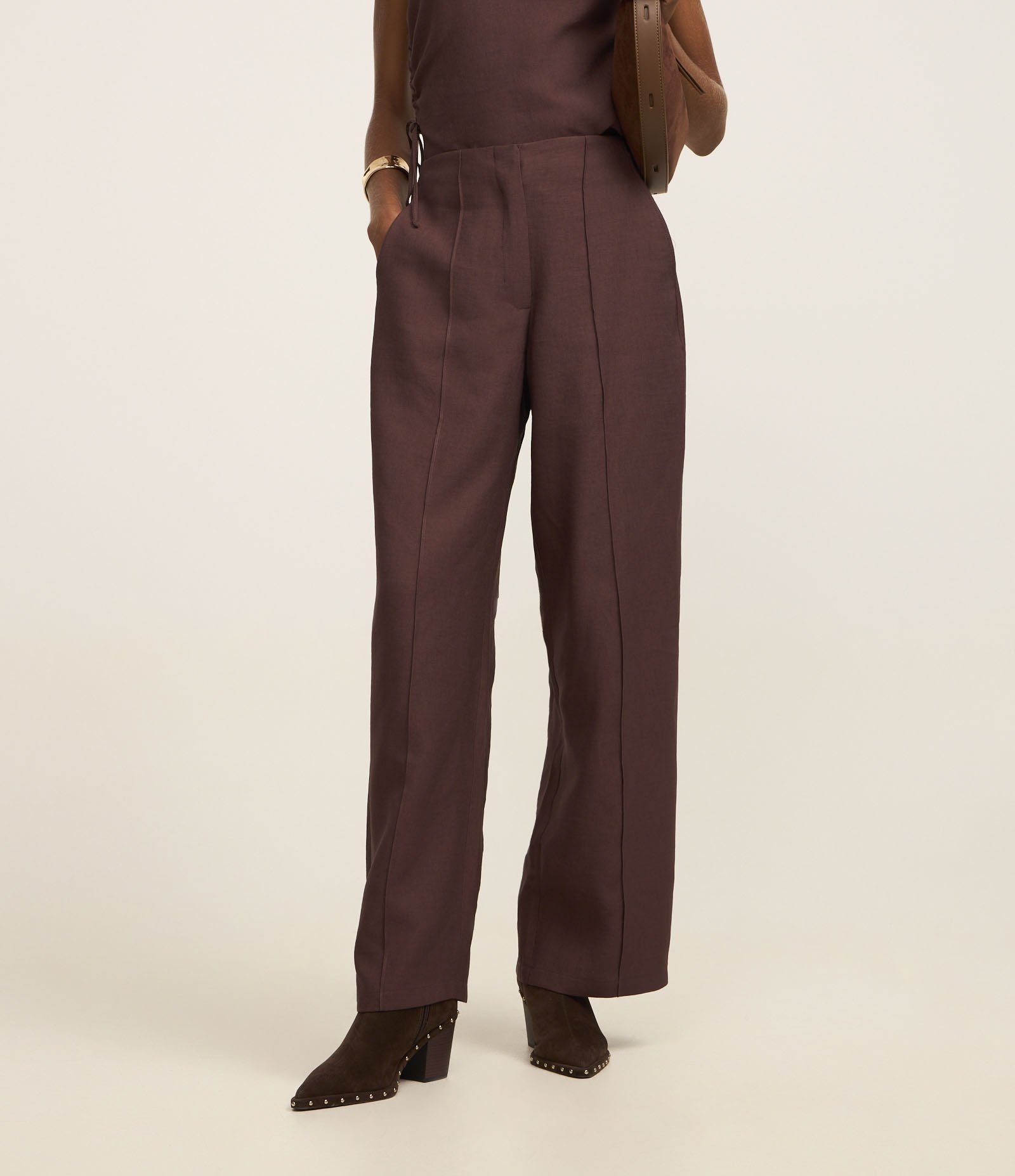 Calça Pantalona Alfaiatada com Frisos Frontais e Bolsos Marrom 3